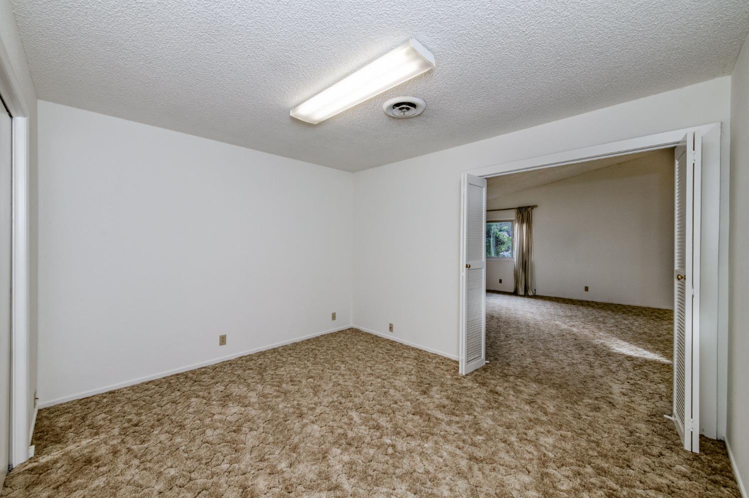 560 Trout Lake Dr, Sanger, CA 93657