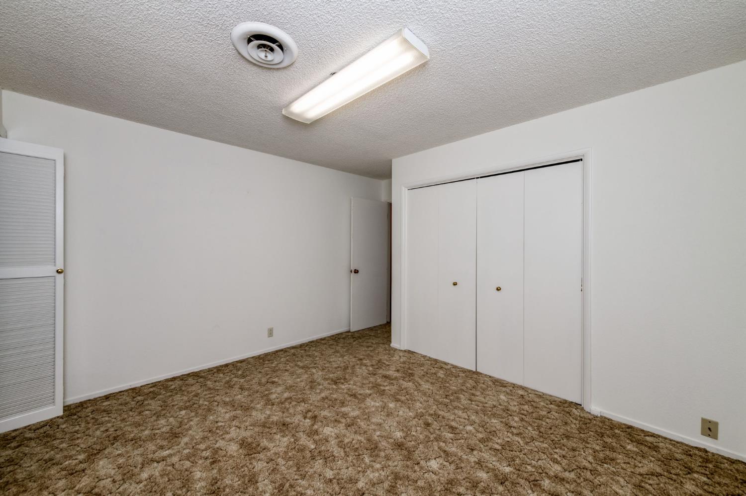 560 Trout Lake Dr, Sanger, CA 93657