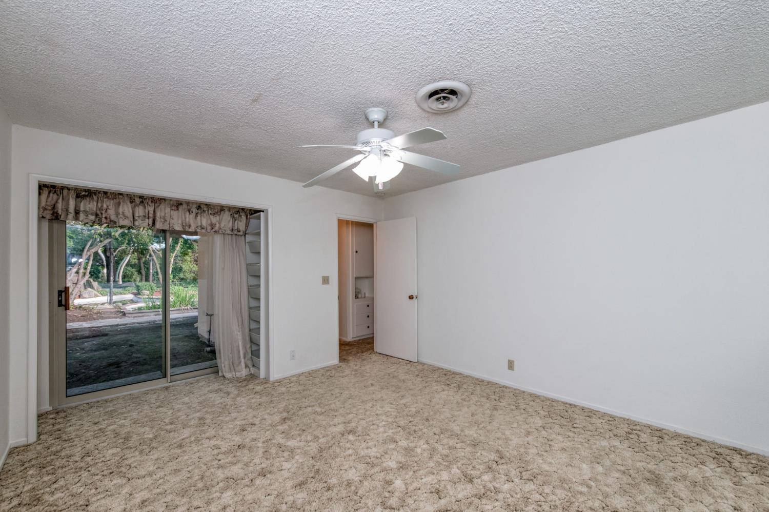 560 Trout Lake Dr, Sanger, CA 93657