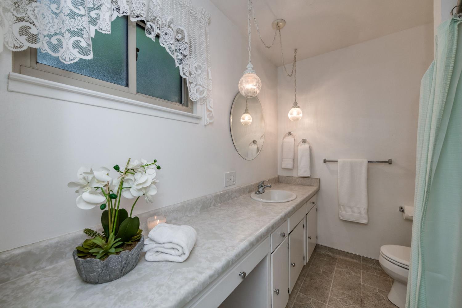560 Trout Lake Dr, Sanger, CA 93657