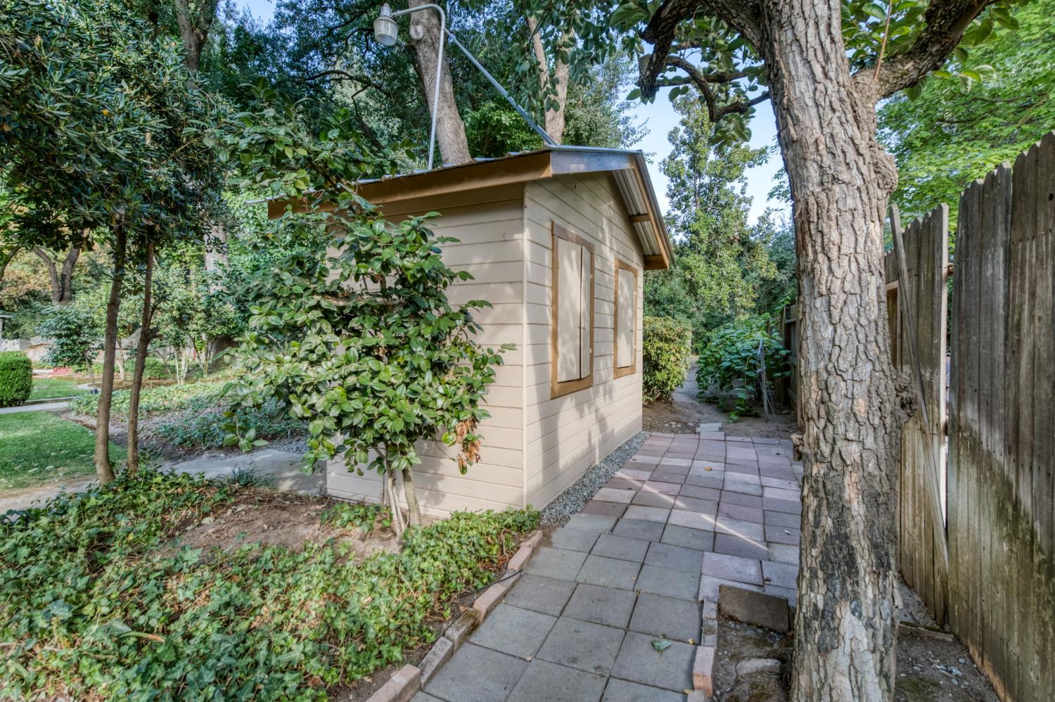 560 Trout Lake Dr, Sanger, CA 93657