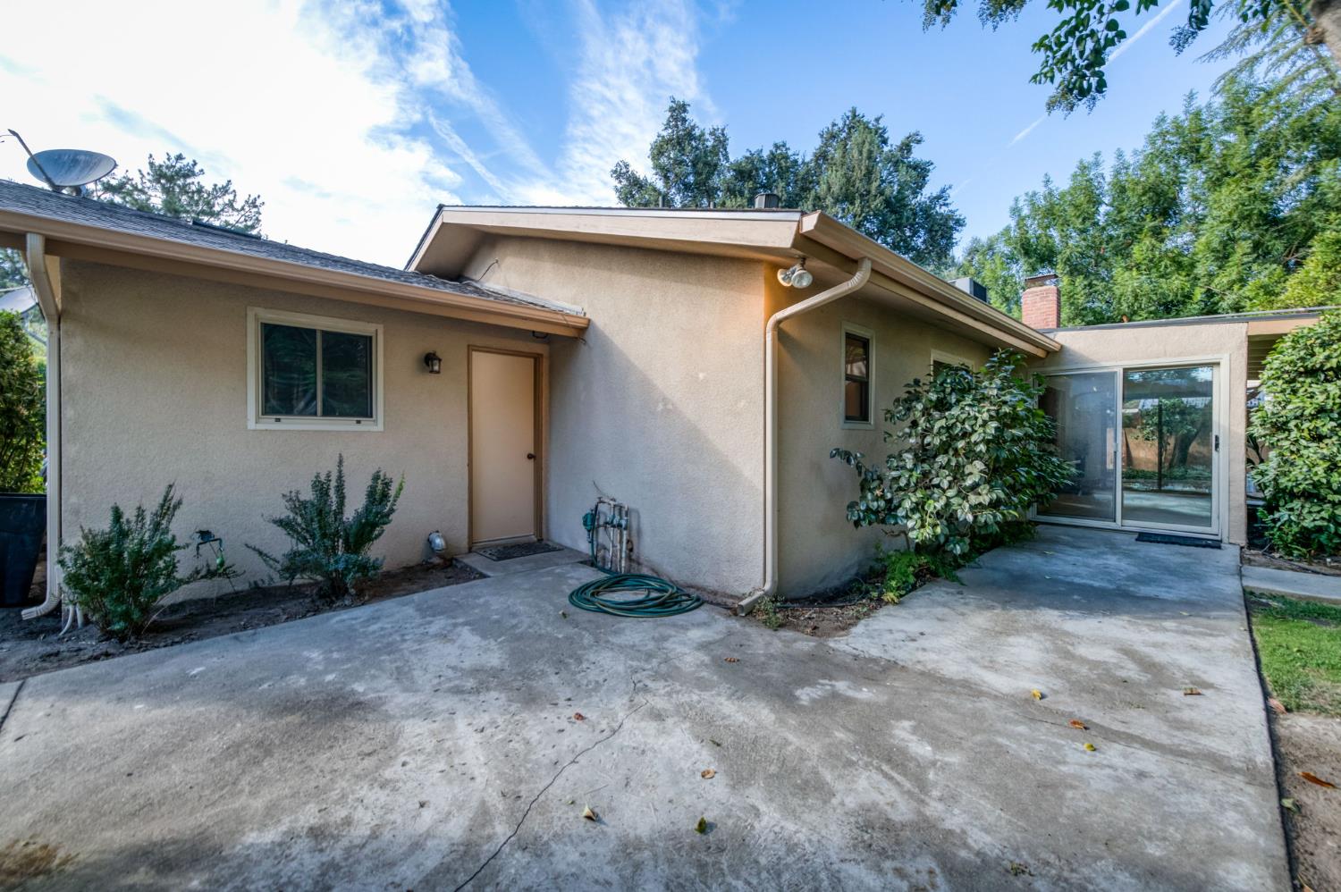 560 Trout Lake Dr, Sanger, CA 93657