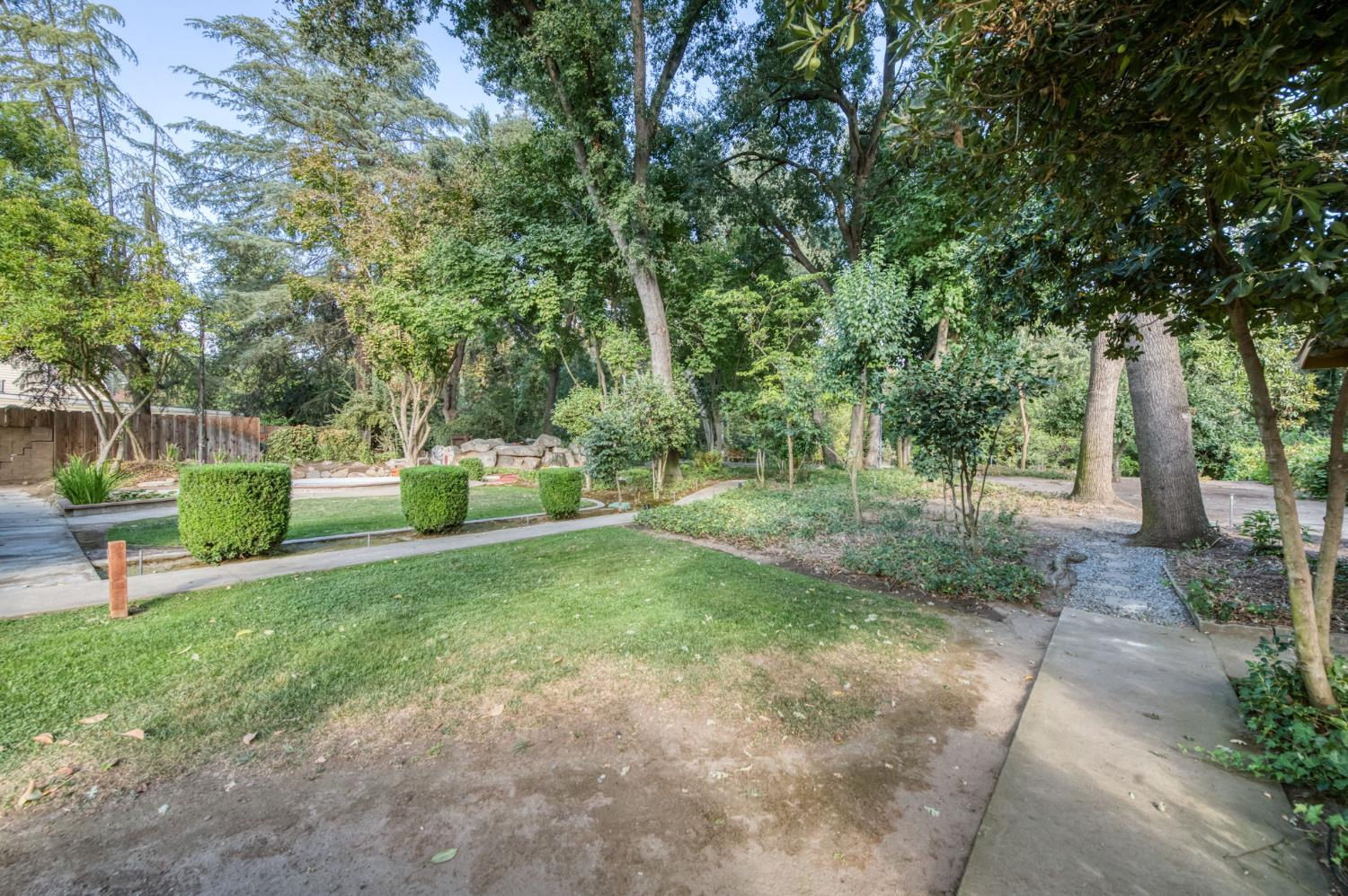 560 Trout Lake Dr, Sanger, CA 93657
