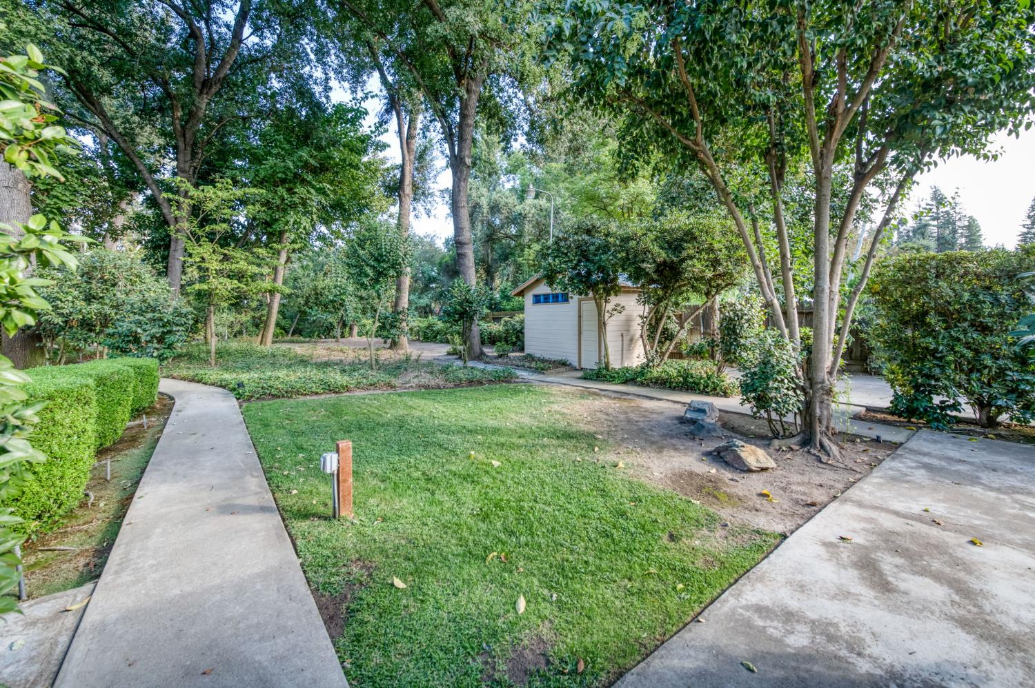 560 Trout Lake Dr, Sanger, CA 93657