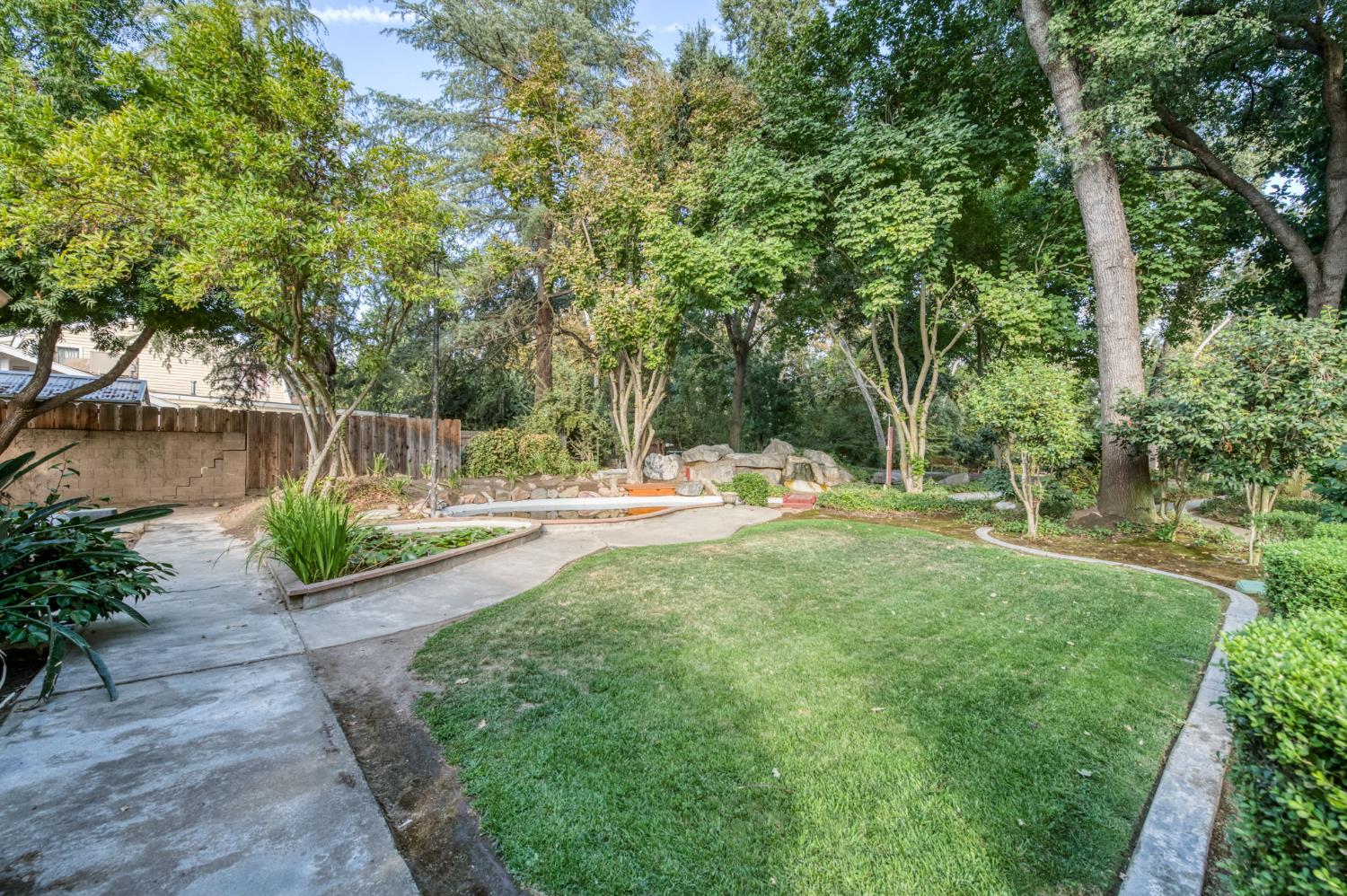 560 Trout Lake Dr, Sanger, CA 93657