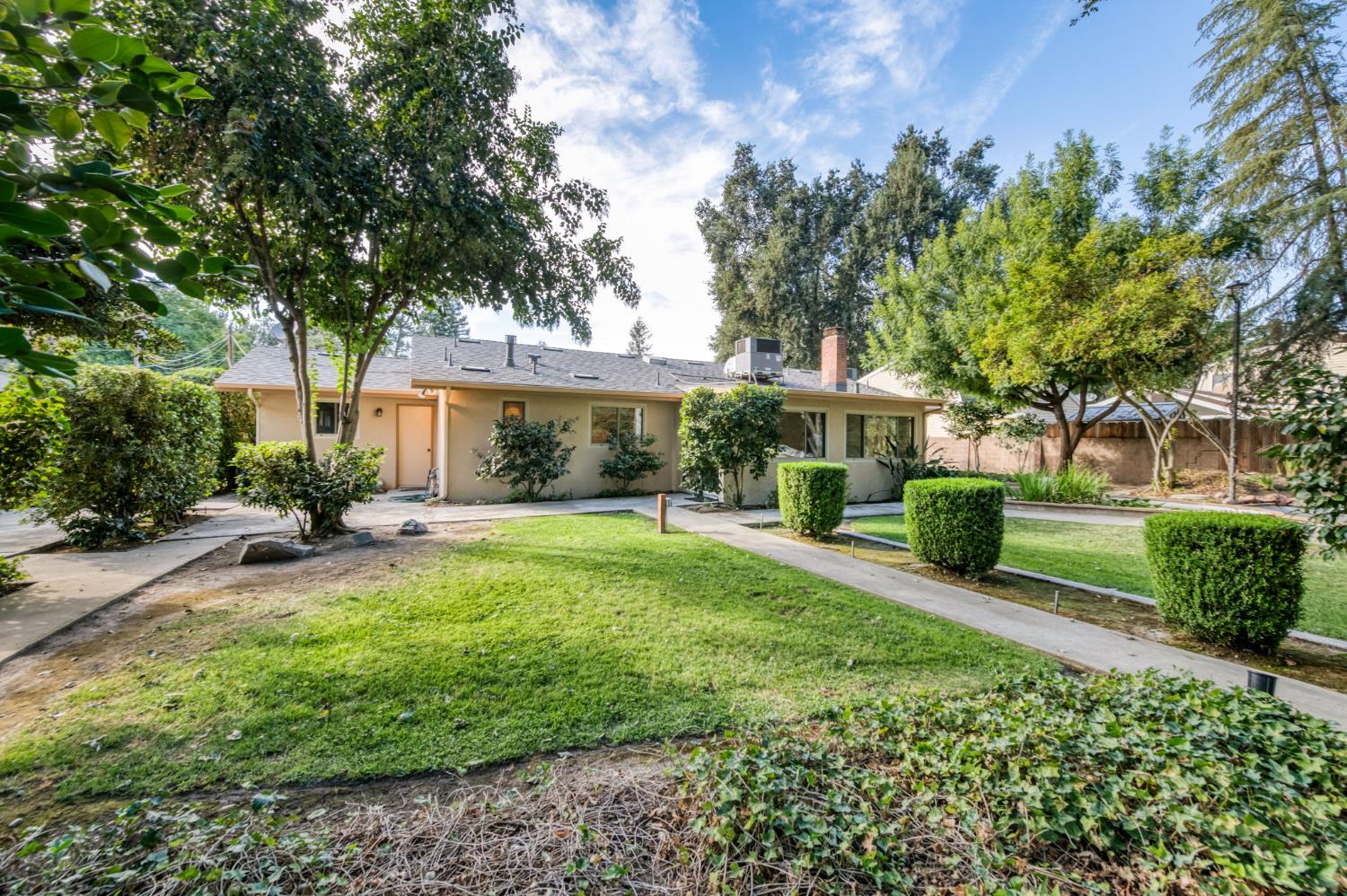 560 Trout Lake Dr, Sanger, CA 93657