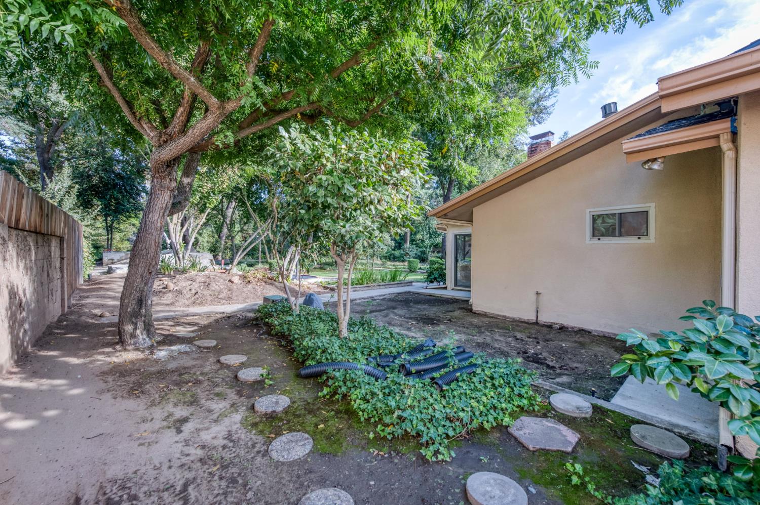 560 Trout Lake Dr, Sanger, CA 93657