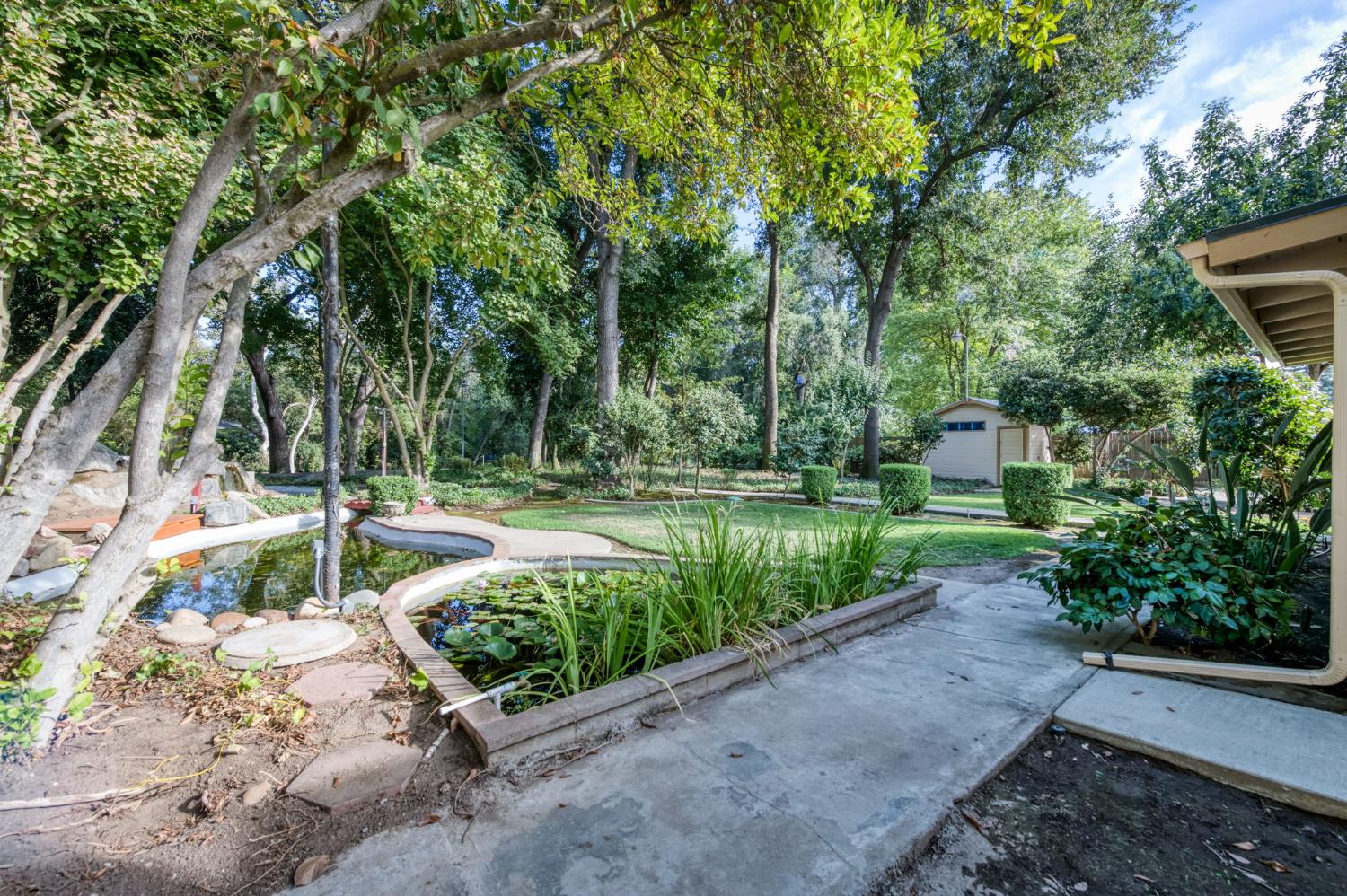 560 Trout Lake Dr, Sanger, CA 93657