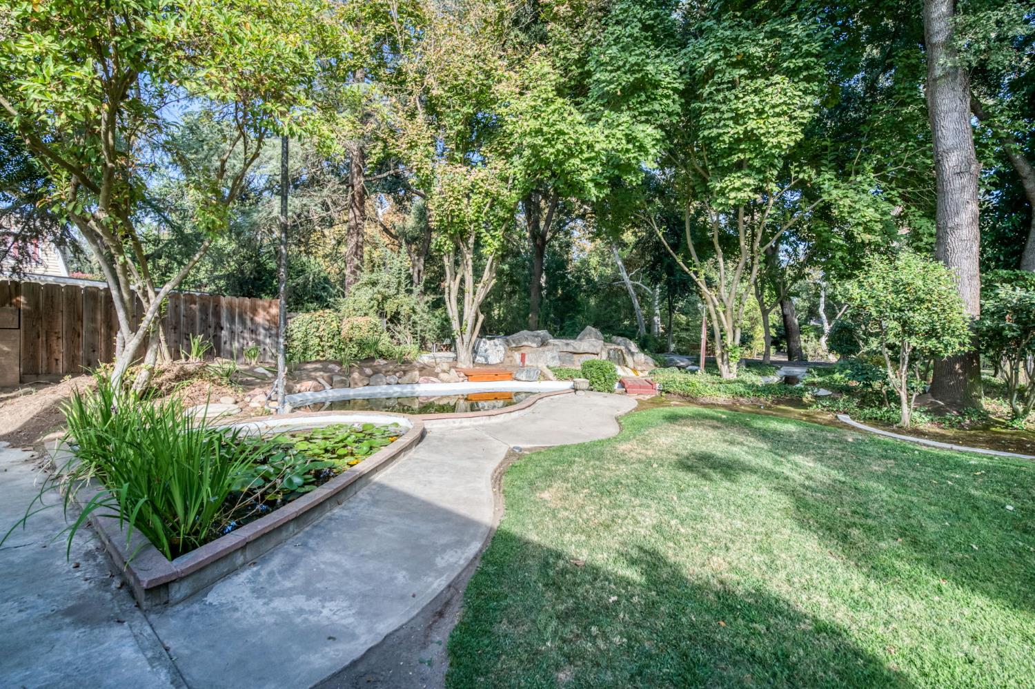 560 Trout Lake Dr, Sanger, CA 93657