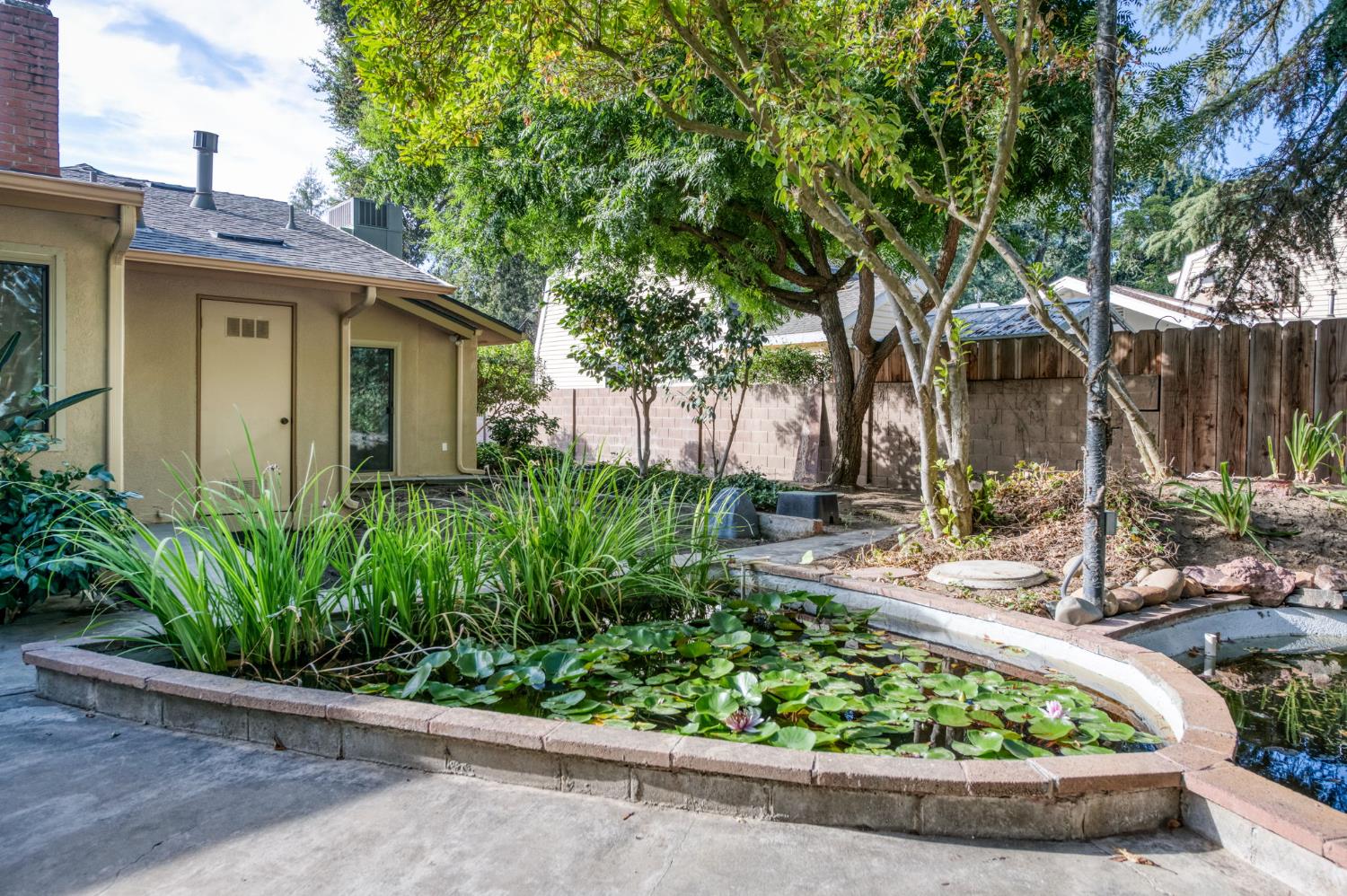 560 Trout Lake Dr, Sanger, CA 93657