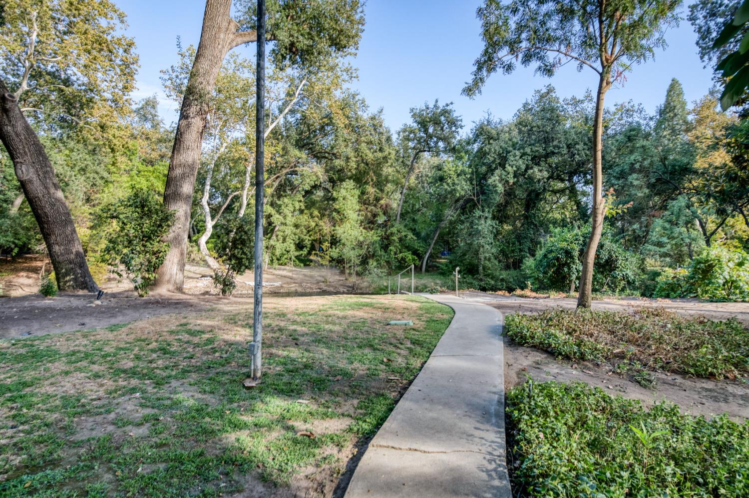 560 Trout Lake Dr, Sanger, CA 93657