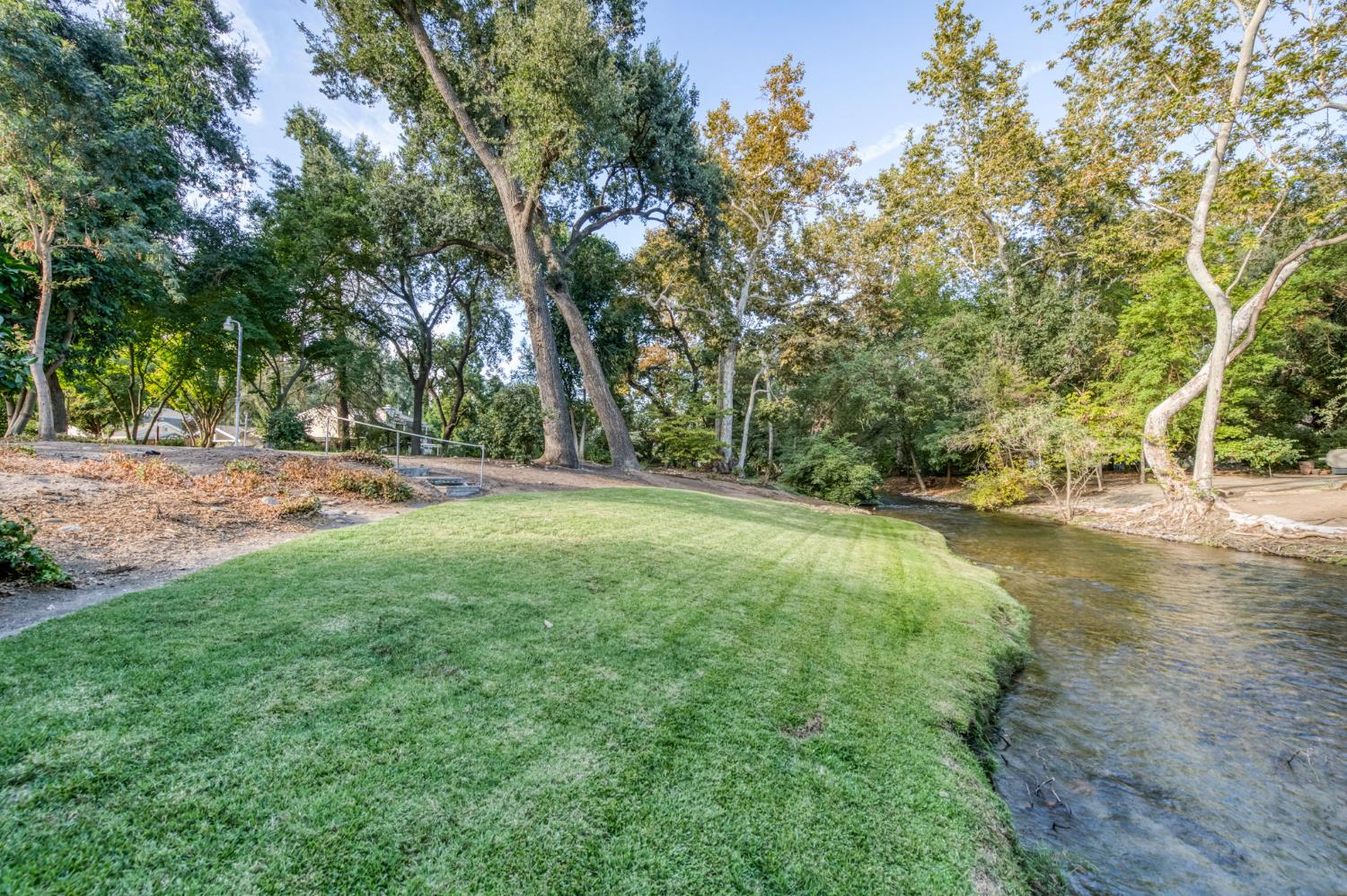 560 Trout Lake Dr, Sanger, CA 93657