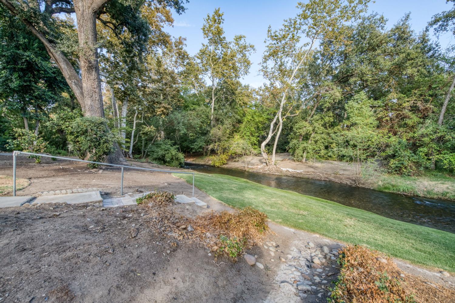 560 Trout Lake Dr, Sanger, CA 93657