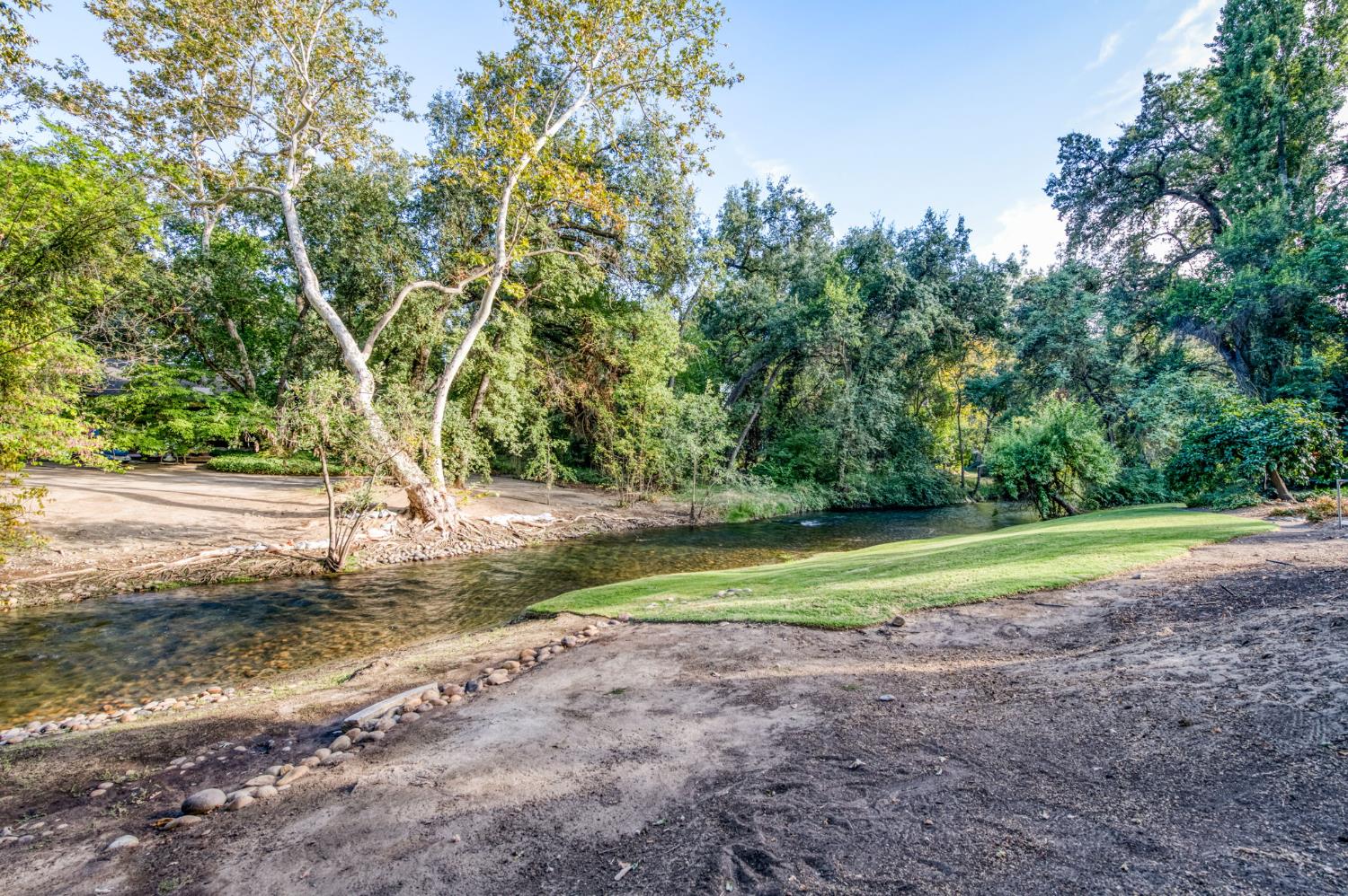 560 Trout Lake Dr, Sanger, CA 93657