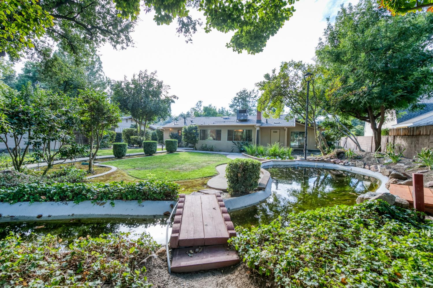 560 Trout Lake Dr, Sanger, CA 93657