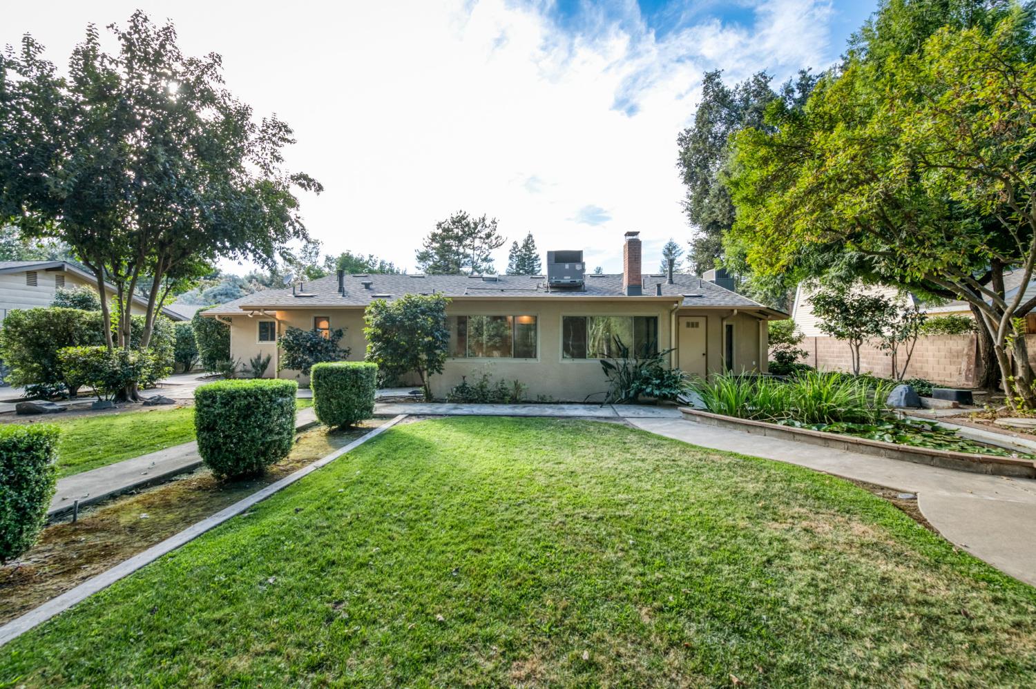 560 Trout Lake Dr, Sanger, CA 93657