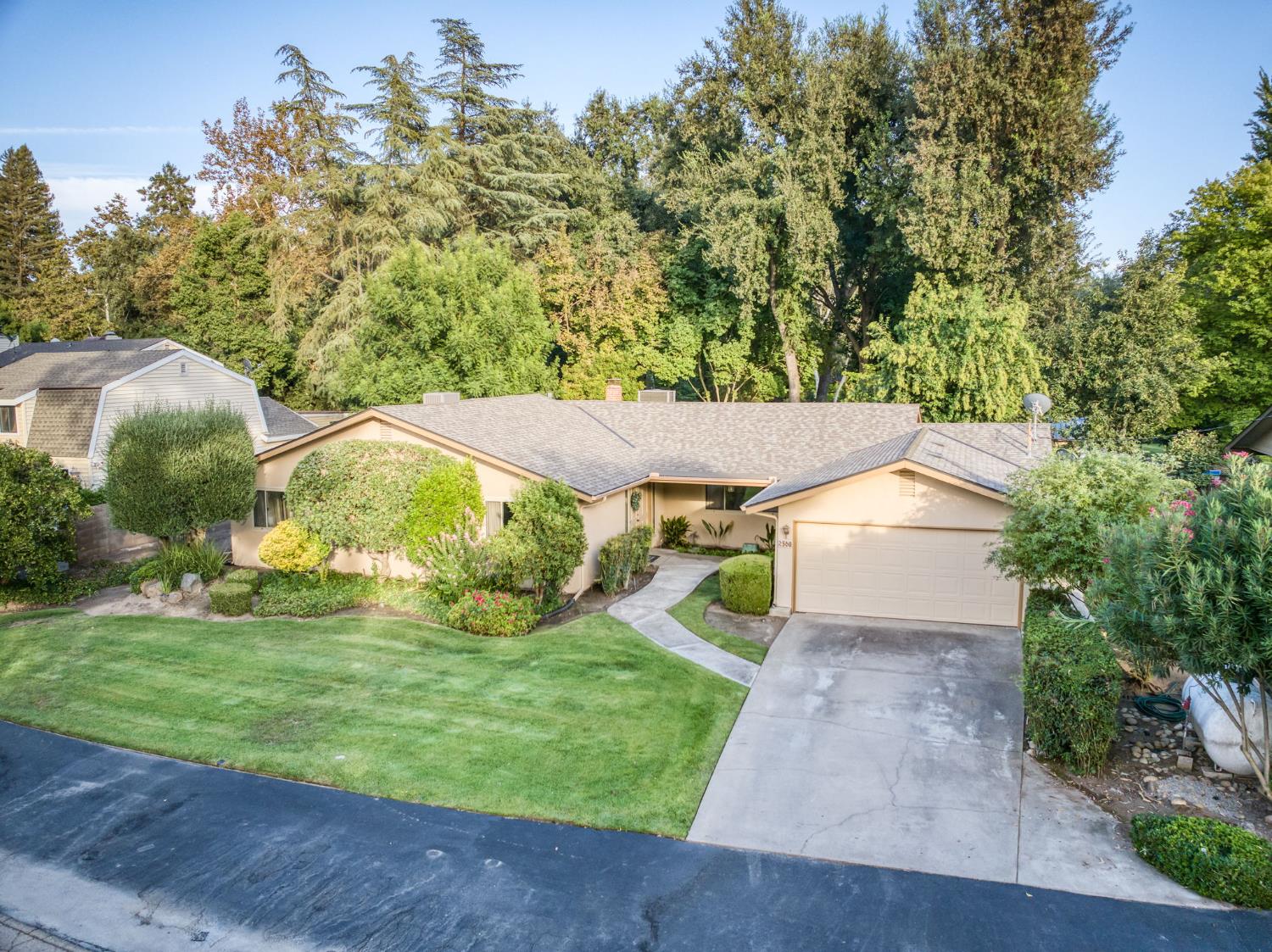 560 Trout Lake Dr, Sanger, CA 93657