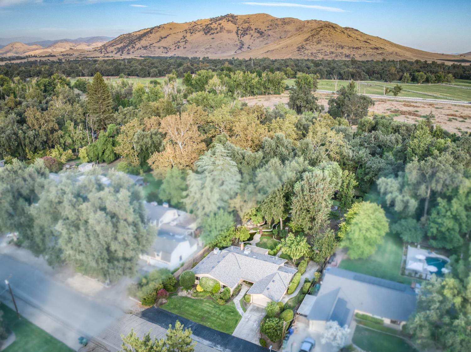 560 Trout Lake Dr, Sanger, CA 93657