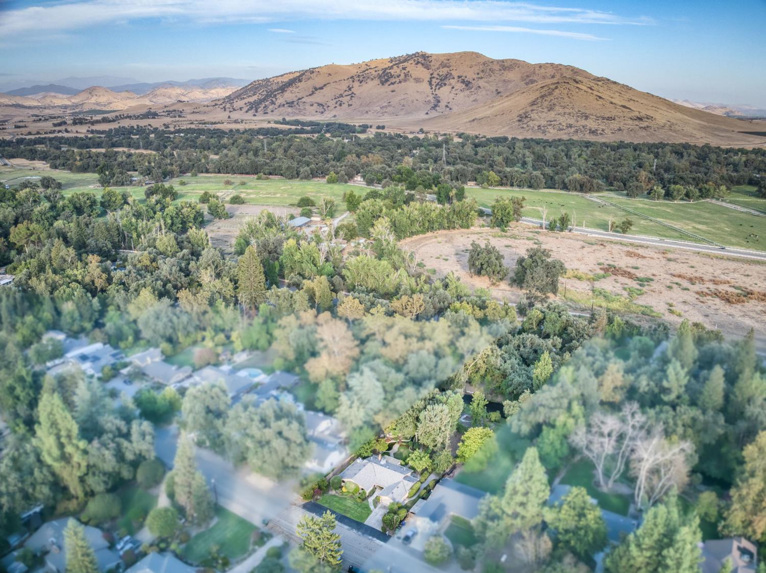 560 Trout Lake Dr, Sanger, CA 93657