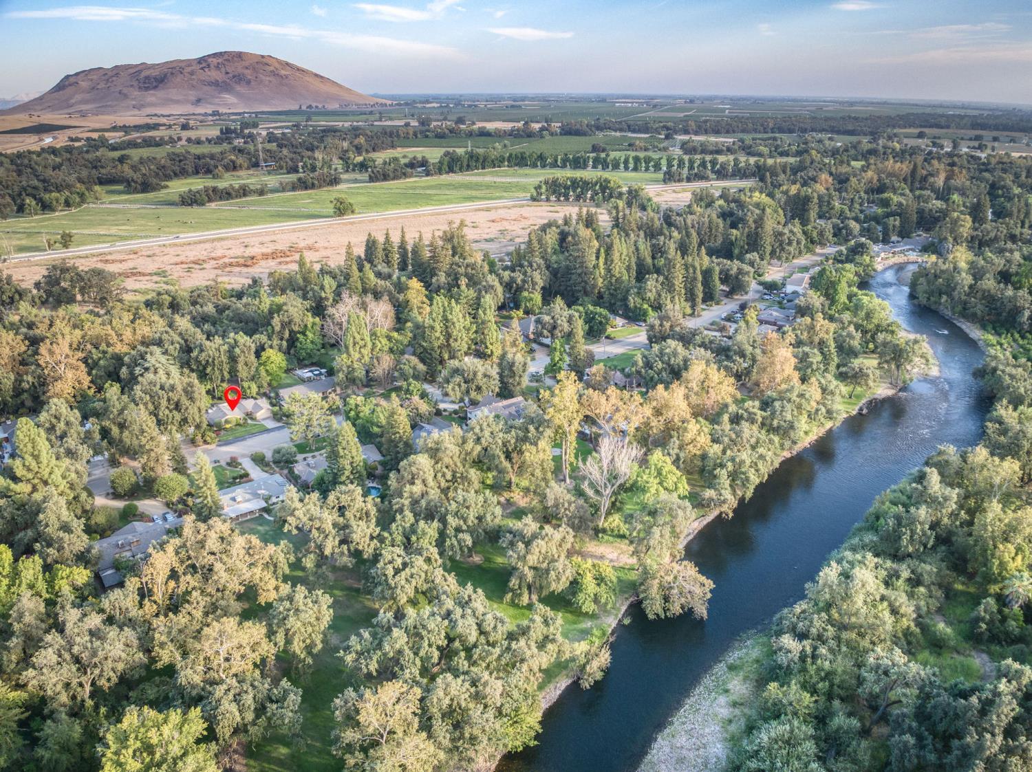 560 Trout Lake Dr, Sanger, CA 93657