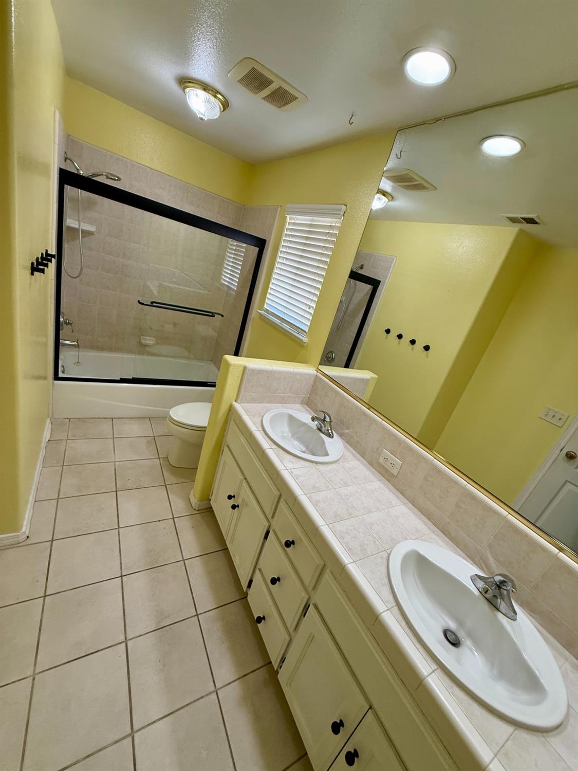 1940 Lawrence Ave, Clovis, CA 93611