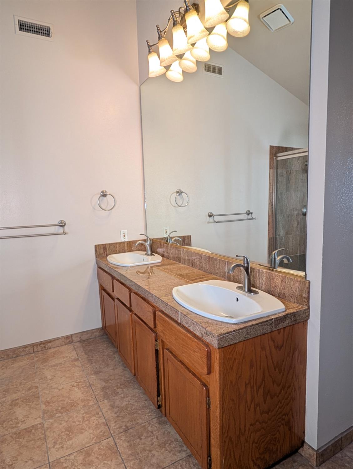 1773 E Goshen Ave, Fresno, CA 93720