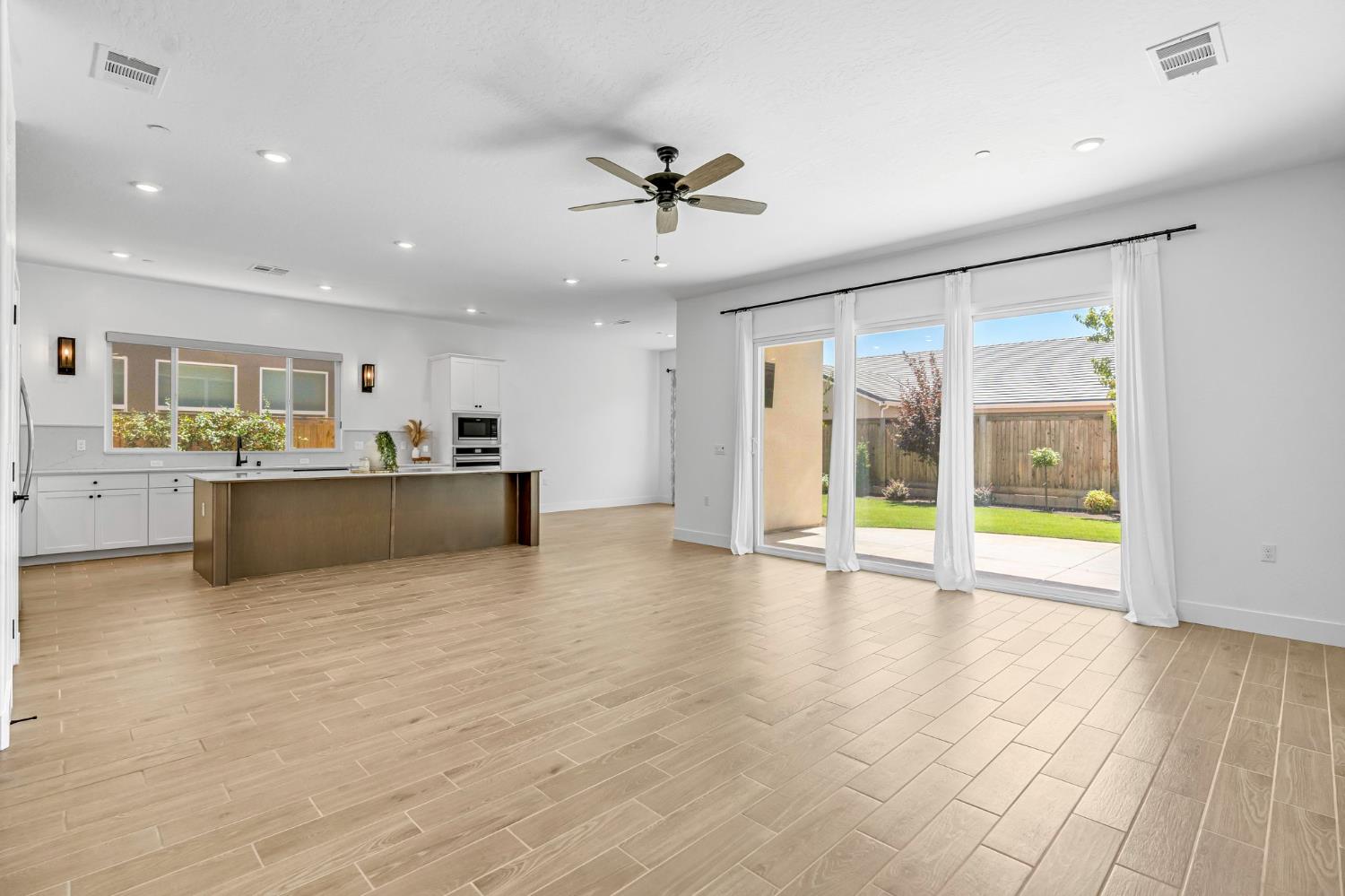 1236 Windmill Ave, Clovis, CA 93619