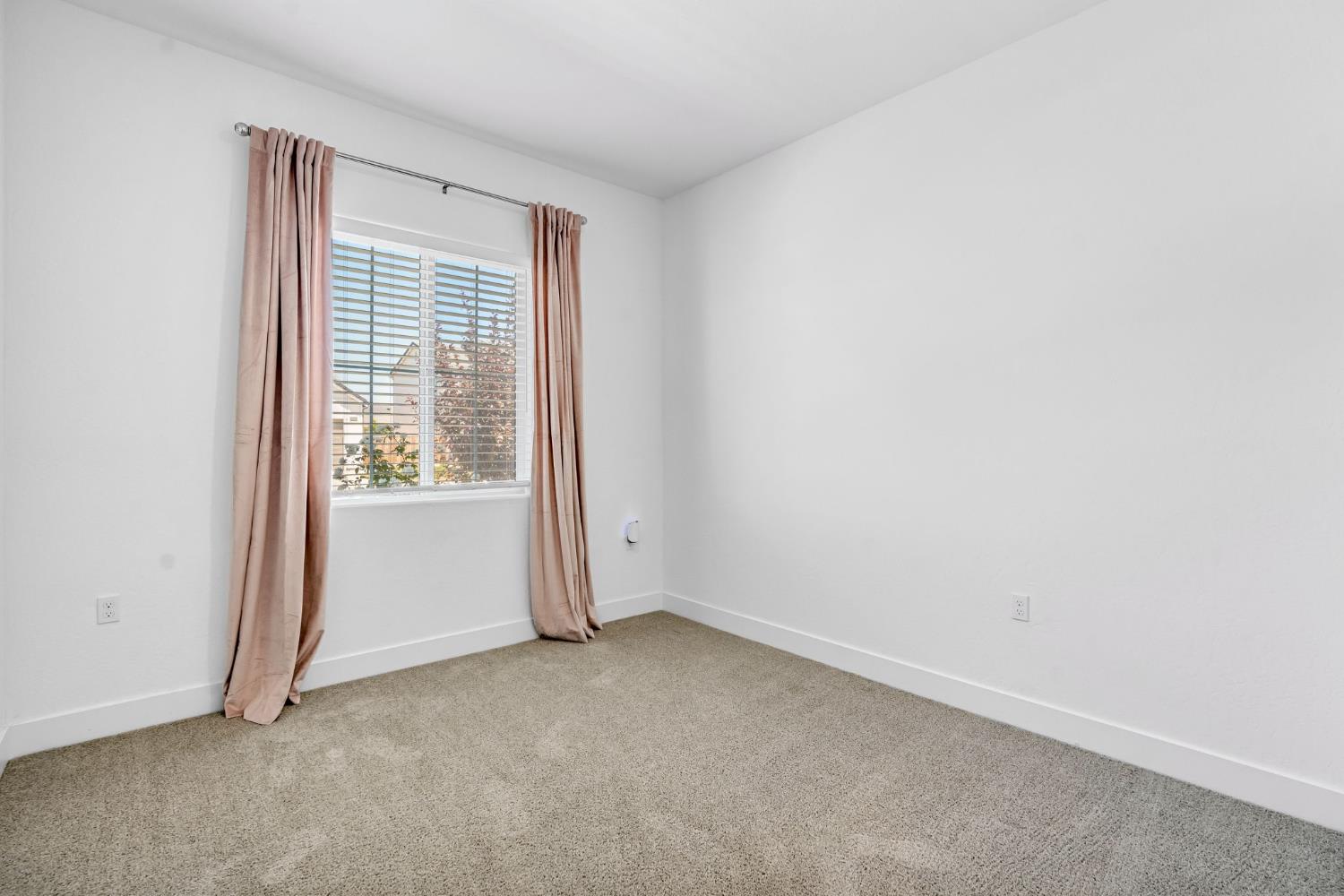 1236 Windmill Ave, Clovis, CA 93619