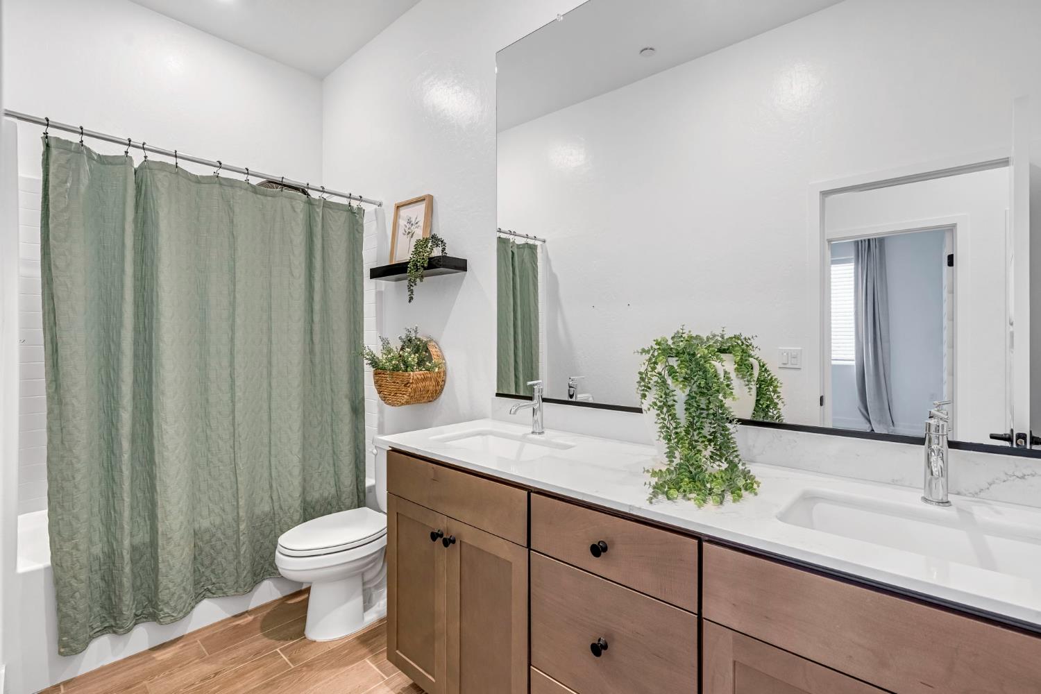 1236 Windmill Ave, Clovis, CA 93619
