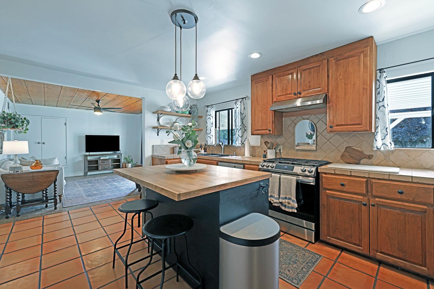 733 W Gettysburg Ave, Fresno, CA 93705