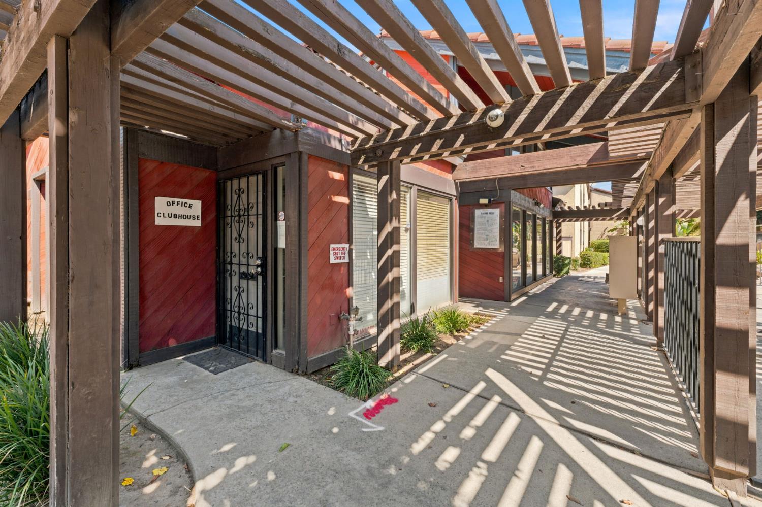 1550 W Ashlan Ave #203, Fresno, CA 93705