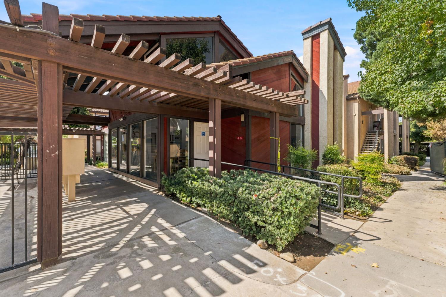 1550 W Ashlan Ave #203, Fresno, CA 93705