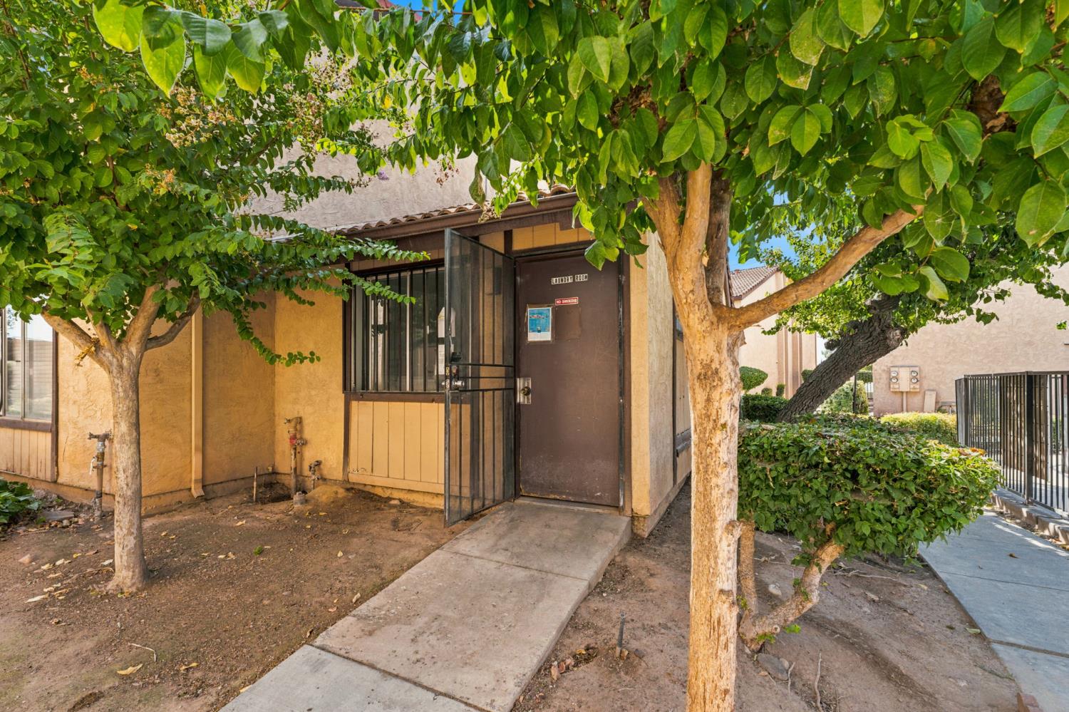 1550 W Ashlan Ave #203, Fresno, CA 93705