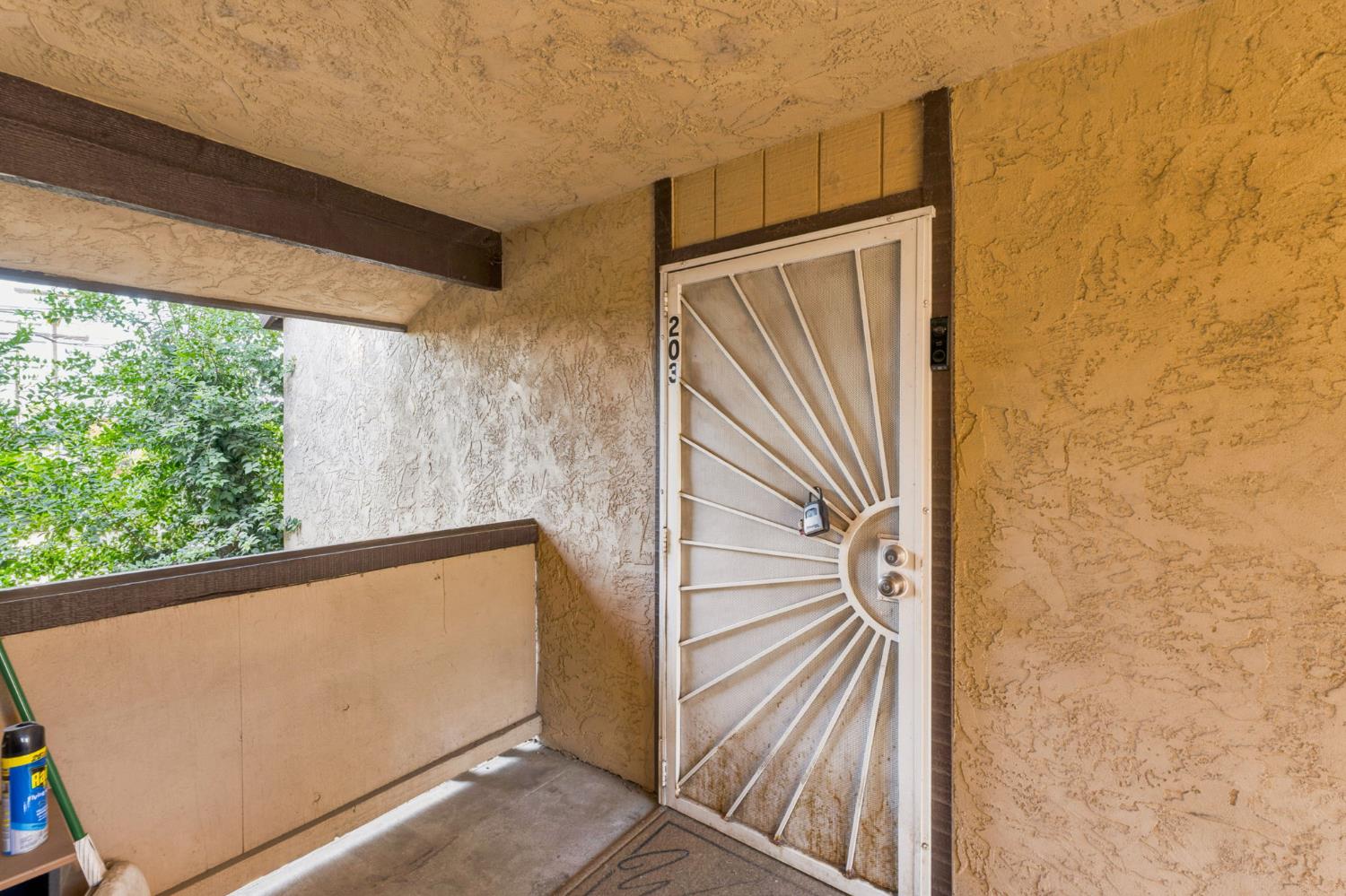1550 W Ashlan Ave #203, Fresno, CA 93705