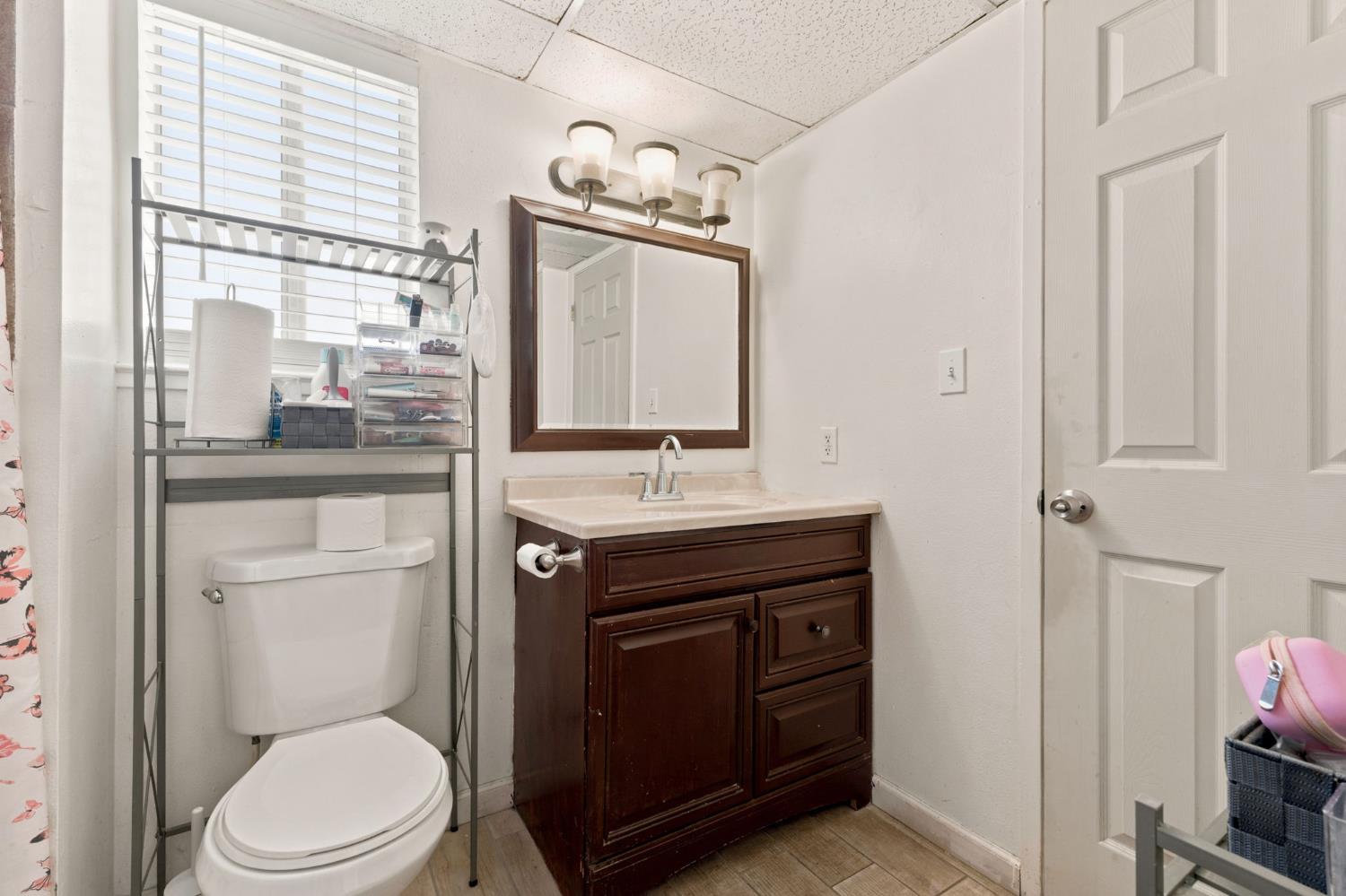 1550 W Ashlan Ave #203, Fresno, CA 93705