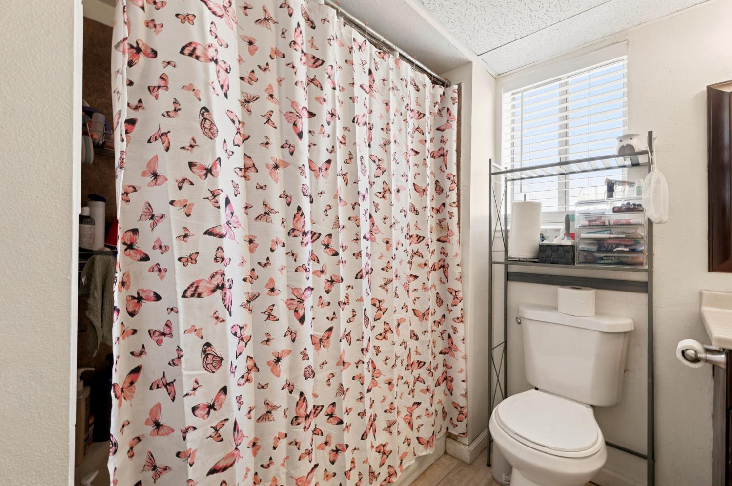 1550 W Ashlan Ave #203, Fresno, CA 93705
