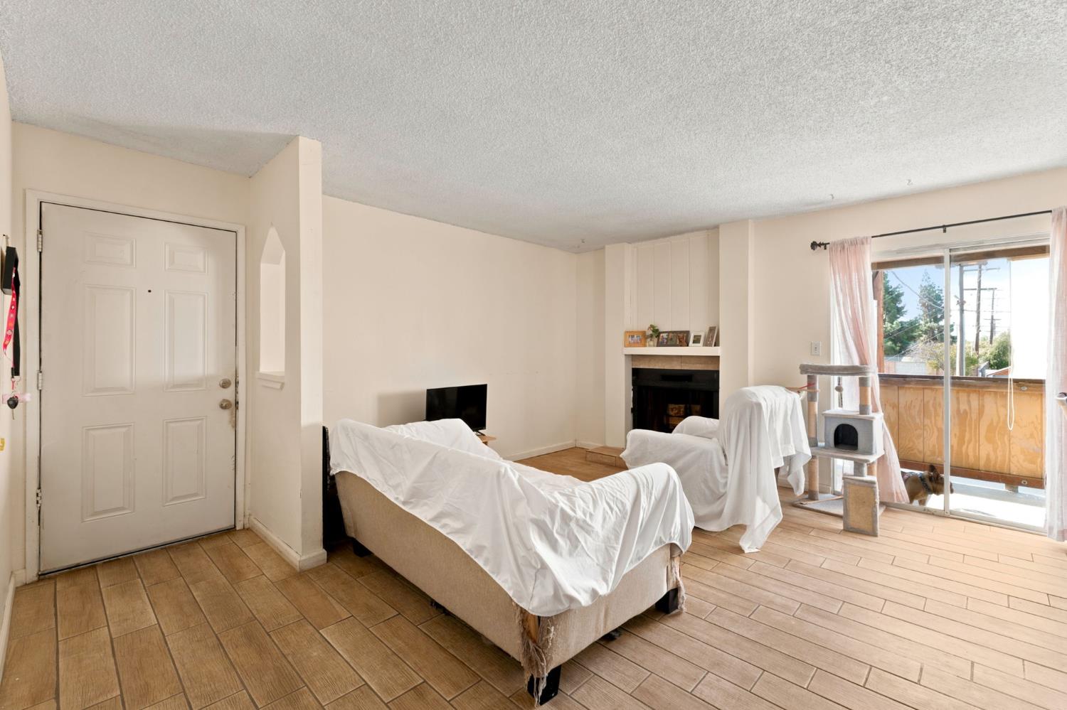 1550 W Ashlan Ave #203, Fresno, CA 93705