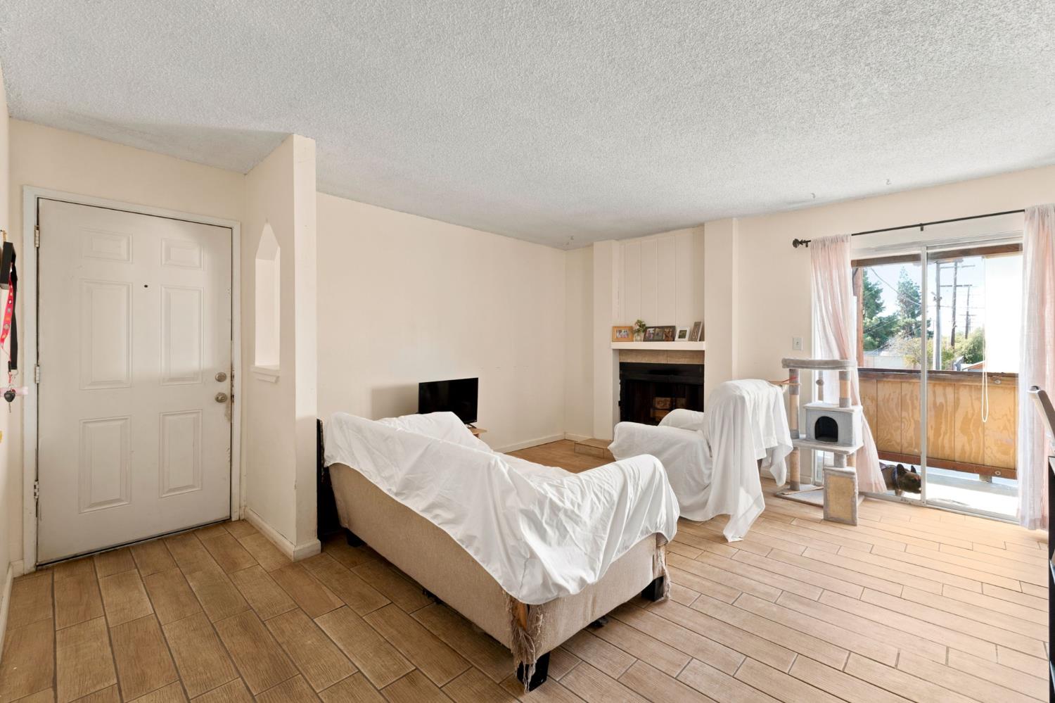 1550 W Ashlan Ave #203, Fresno, CA 93705