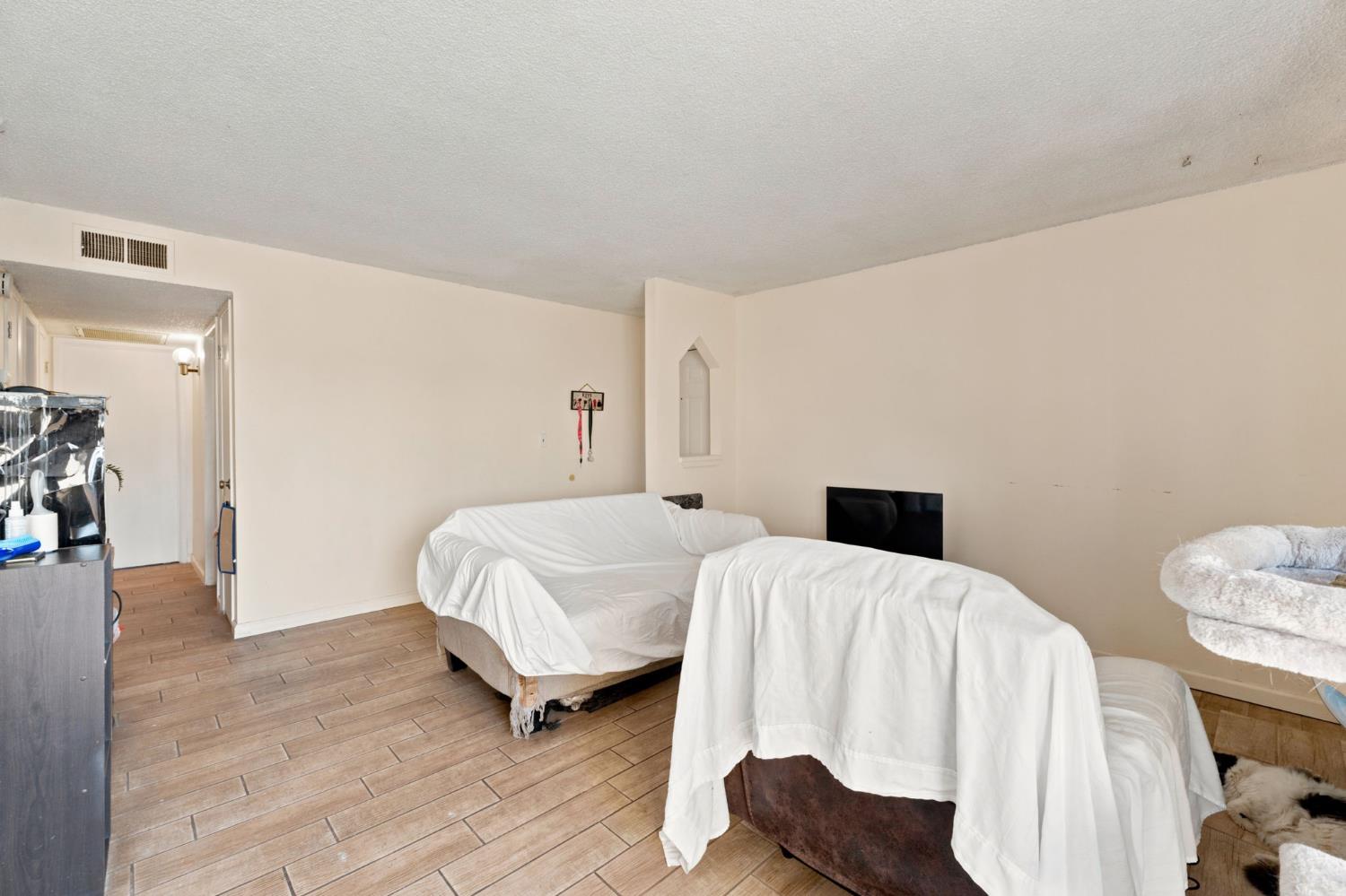 1550 W Ashlan Ave #203, Fresno, CA 93705