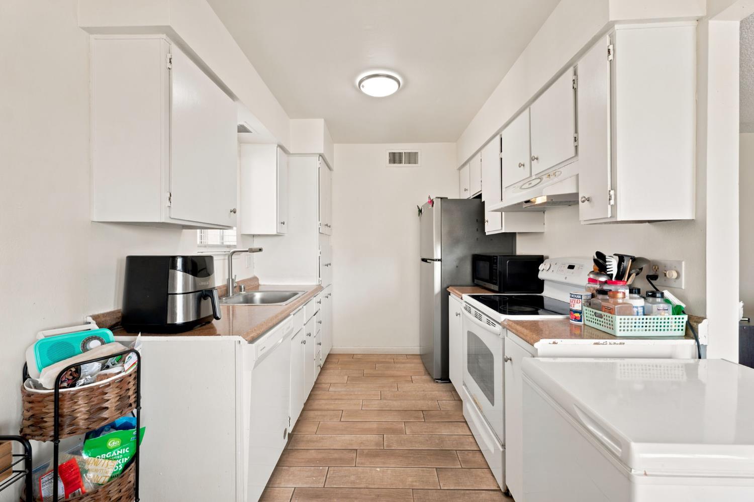 1550 W Ashlan Ave #203, Fresno, CA 93705