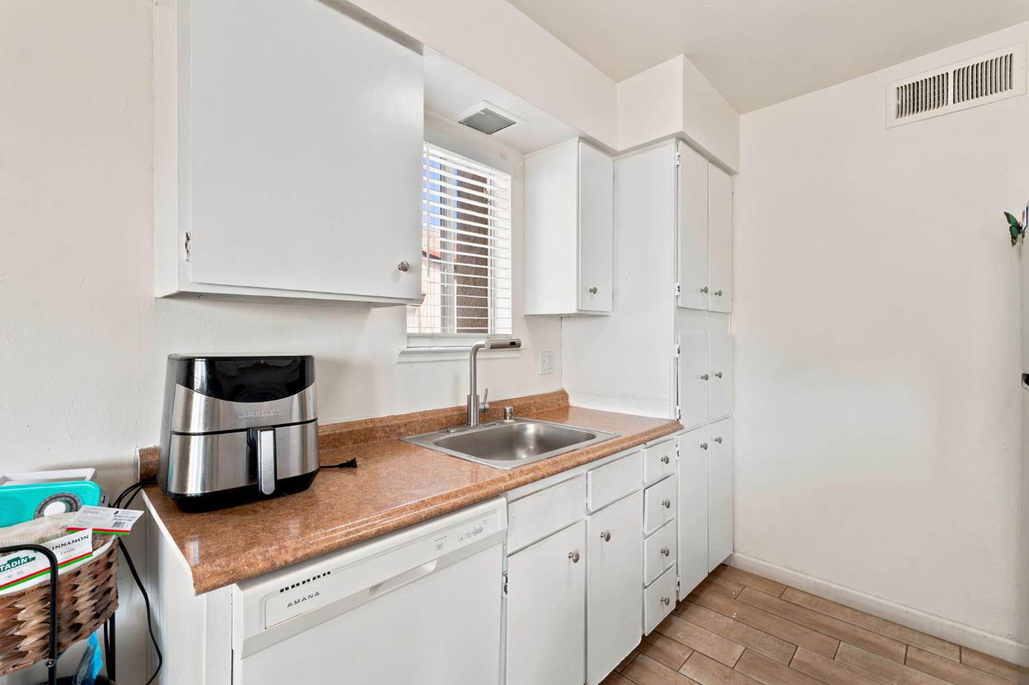 1550 W Ashlan Ave #203, Fresno, CA 93705
