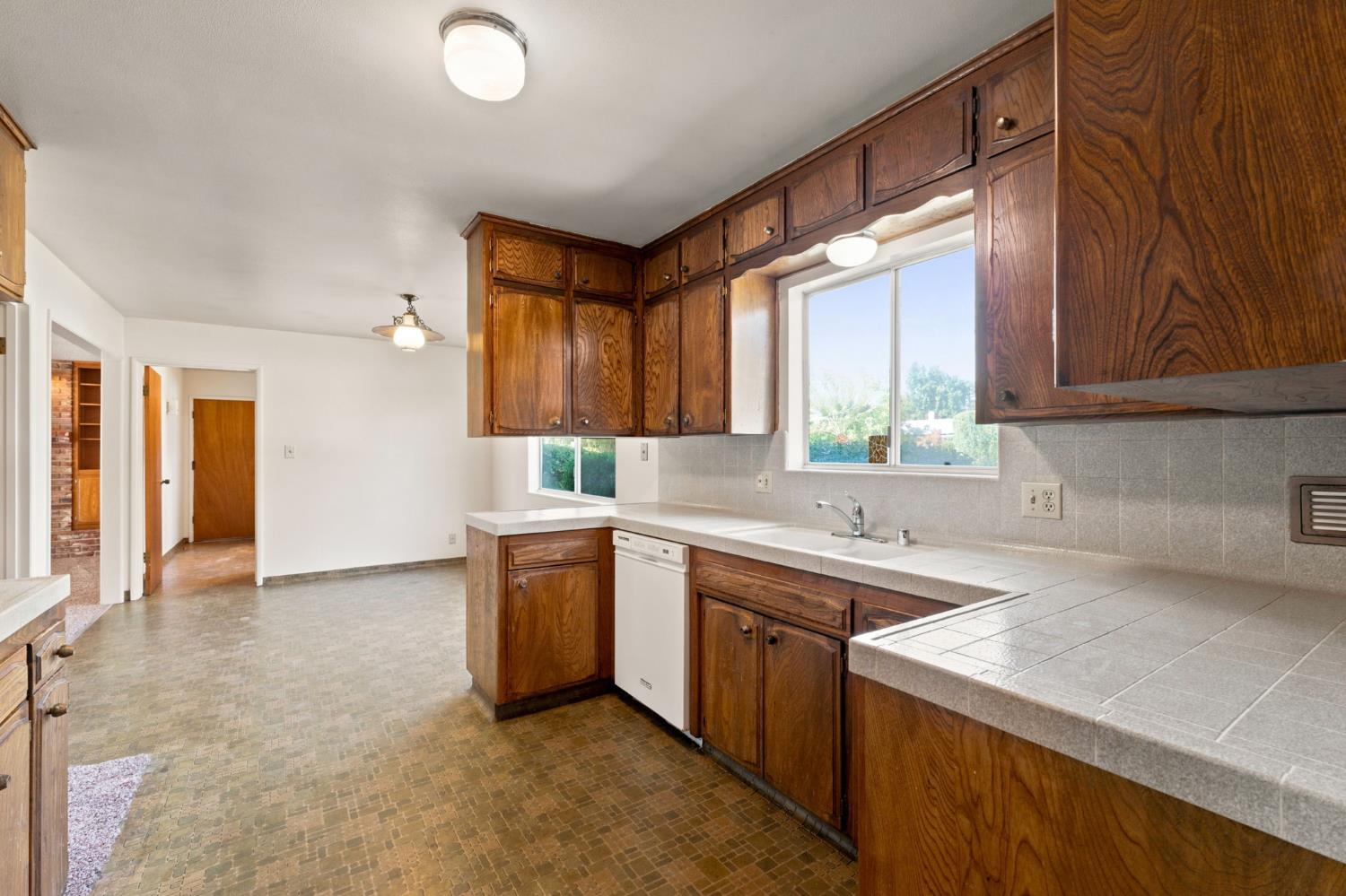 6354 N 11Th St, Fresno, CA 93710