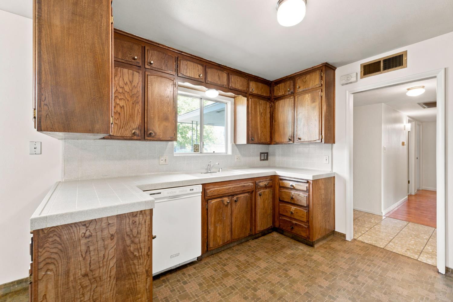 6354 N 11Th St, Fresno, CA 93710