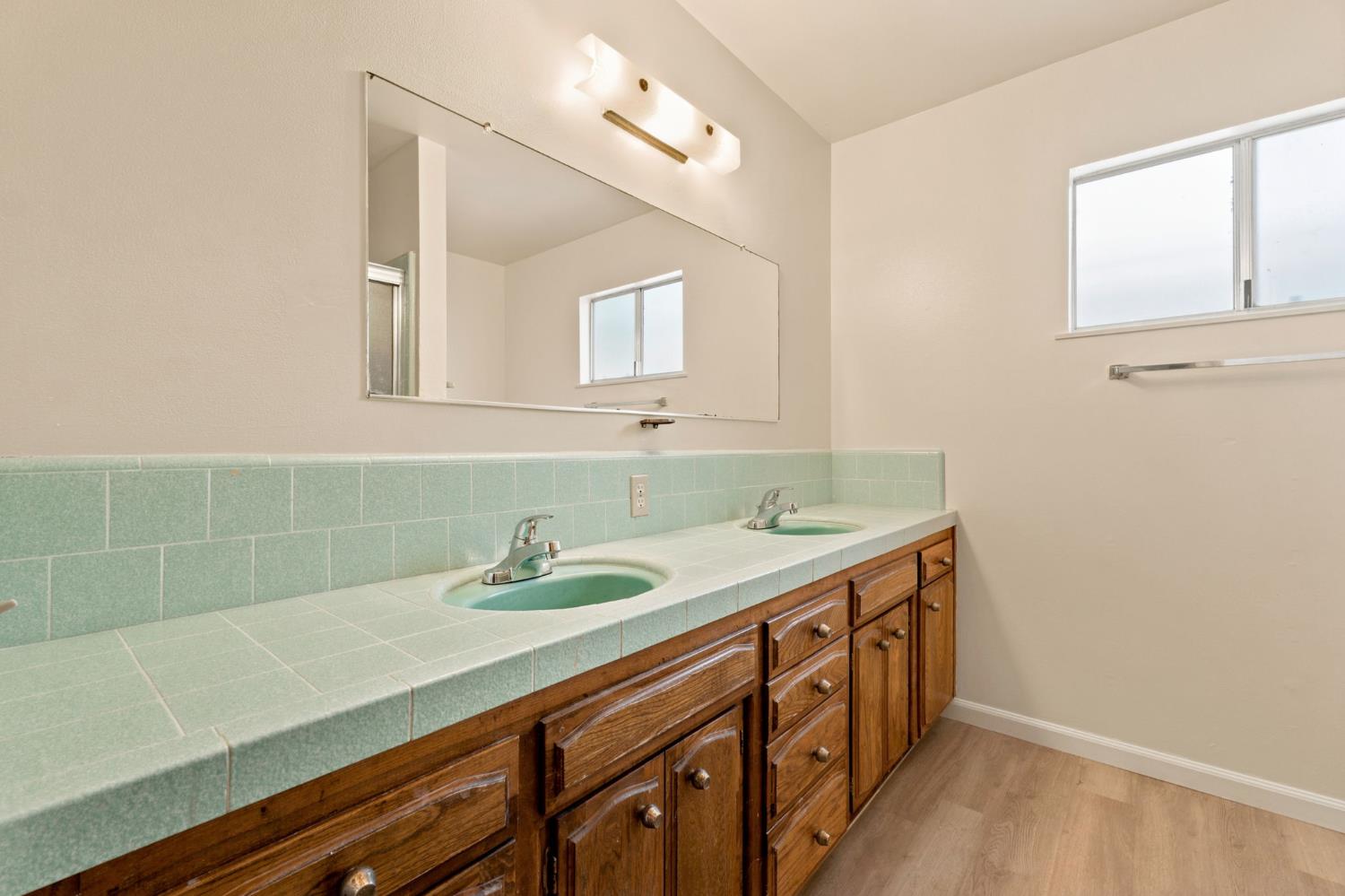 6354 N 11Th St, Fresno, CA 93710