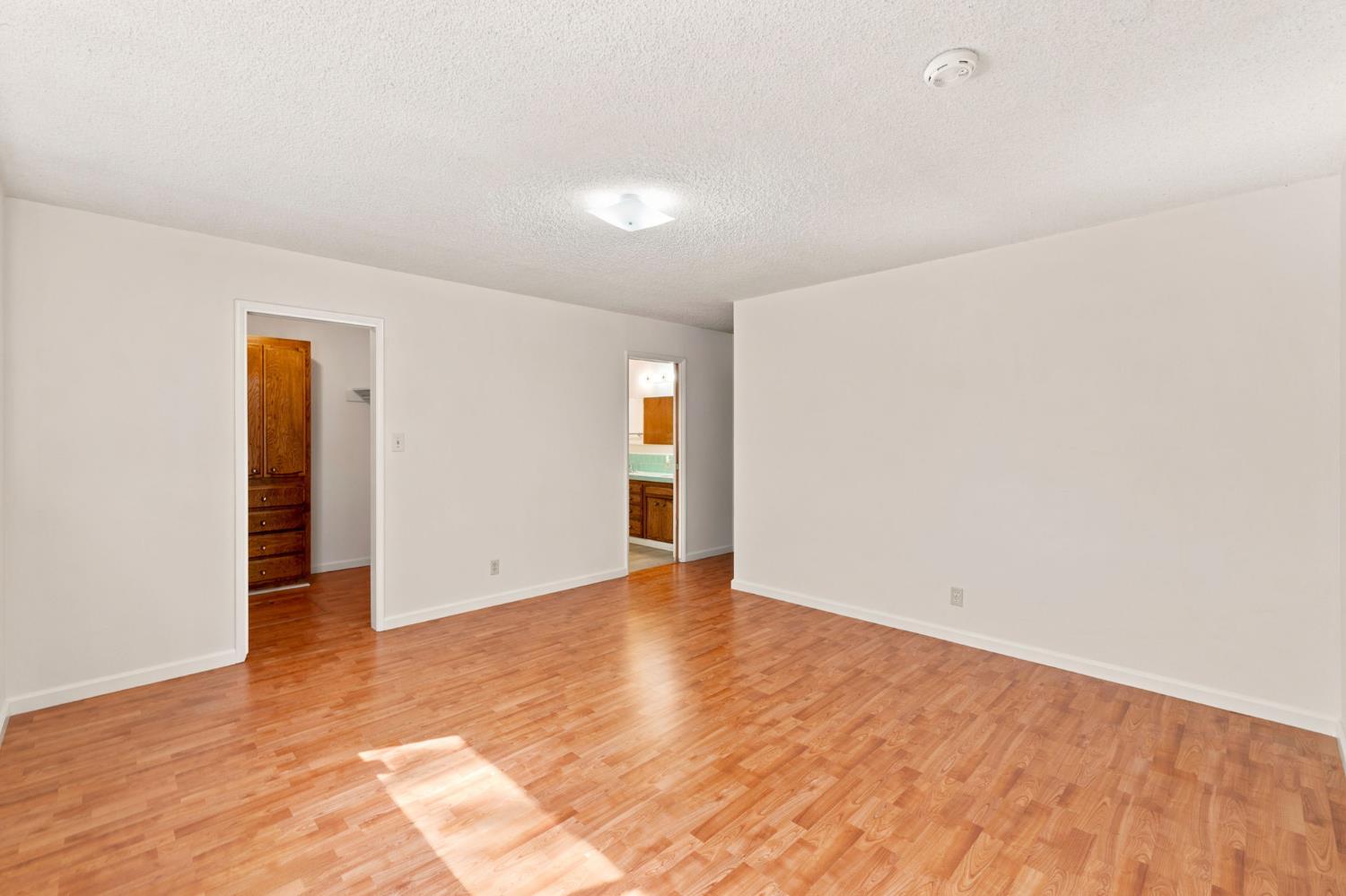 6354 N 11Th St, Fresno, CA 93710
