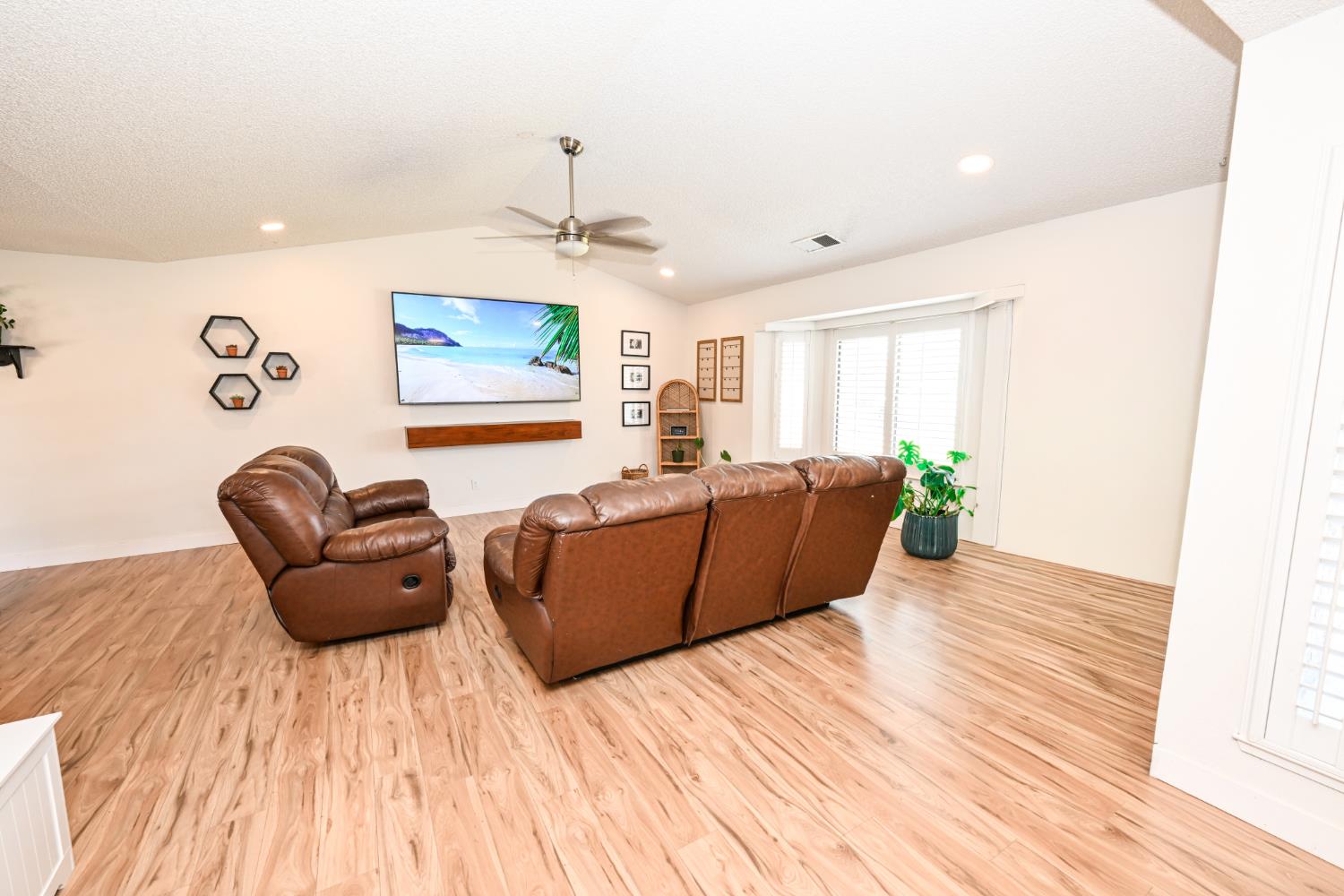 952 Holly Ave, Clovis, CA 93611