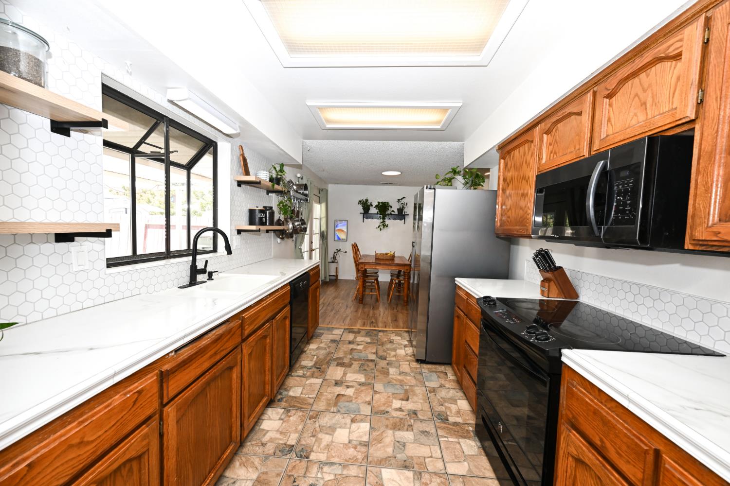 952 Holly Ave, Clovis, CA 93611