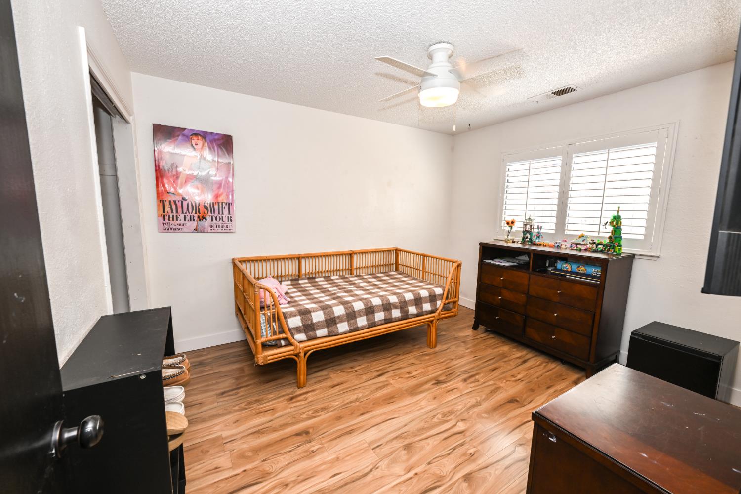 952 Holly Ave, Clovis, CA 93611