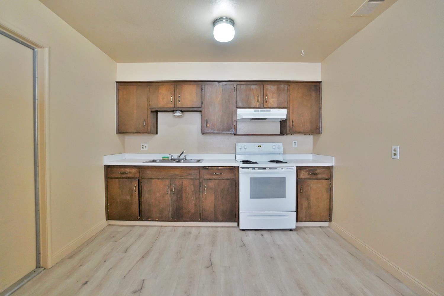 905 E Florinda St, Hanford, CA 93230
