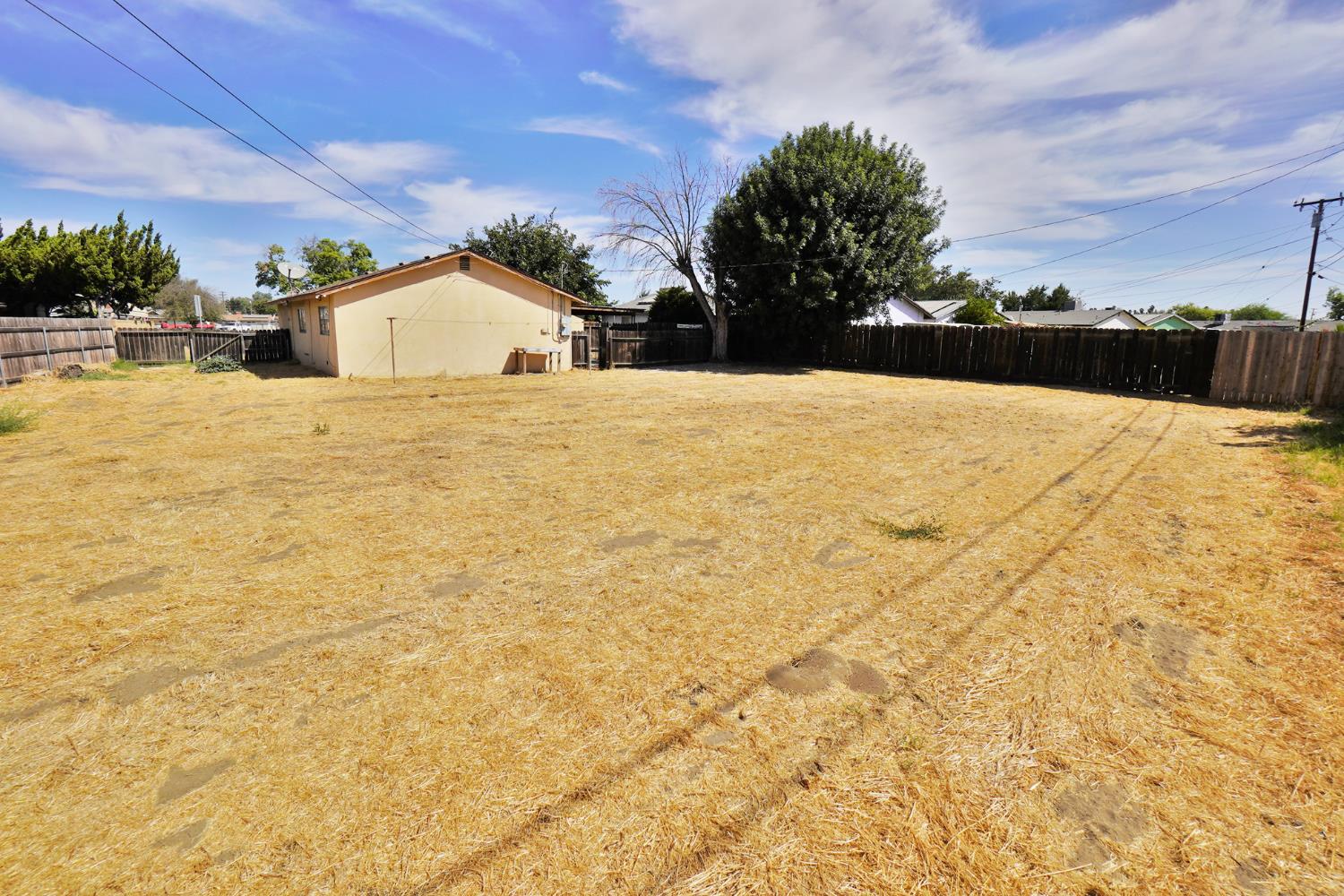 905 E Florinda St, Hanford, CA 93230